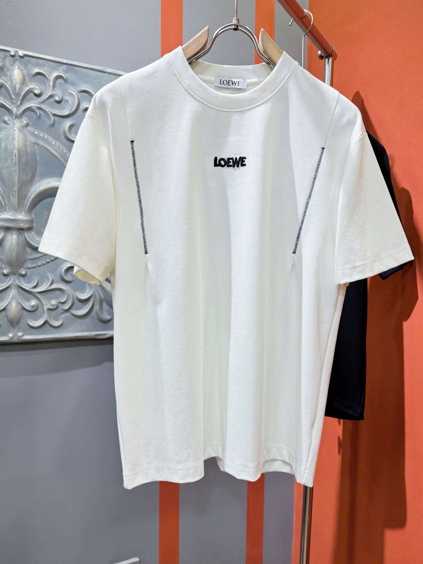 LOEWE 가슴 자수 로고 남성 반팔티 (2컬러)