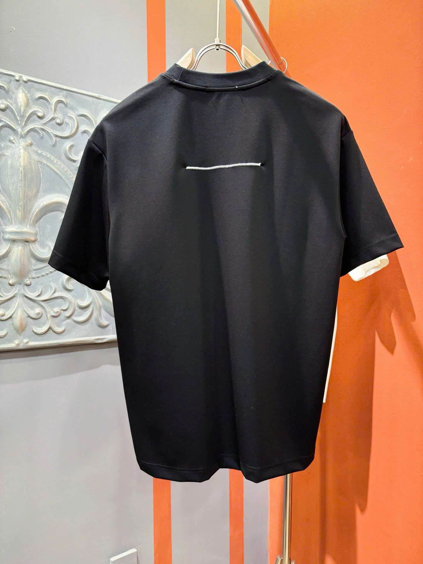 LOEWE 가슴 자수 로고 남성 반팔티 (2컬러)