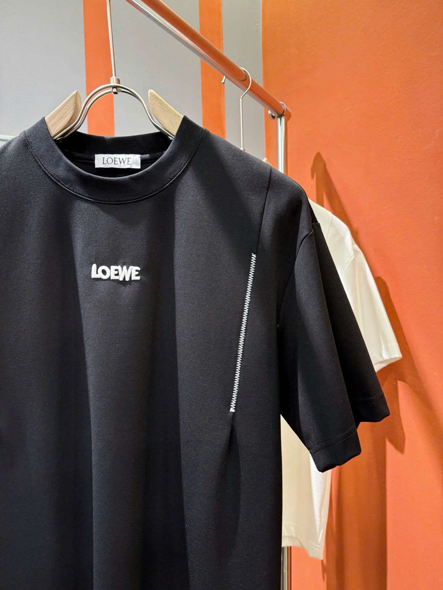 LOEWE 가슴 자수 로고 남성 반팔티 (2컬러)