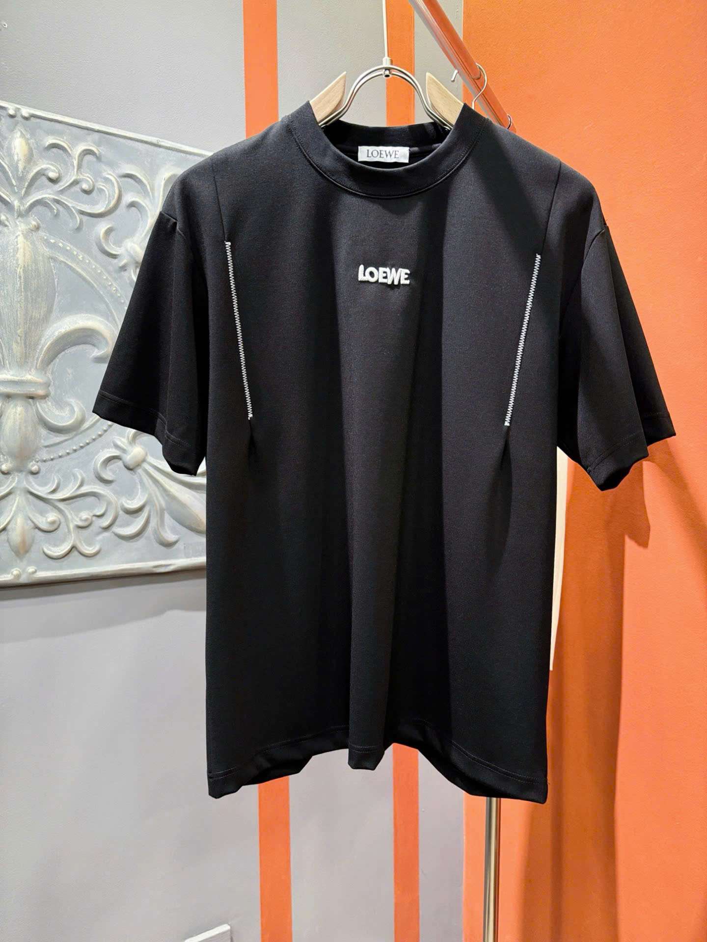 LOEWE 가슴 자수 로고 남성 반팔티 (2컬러)