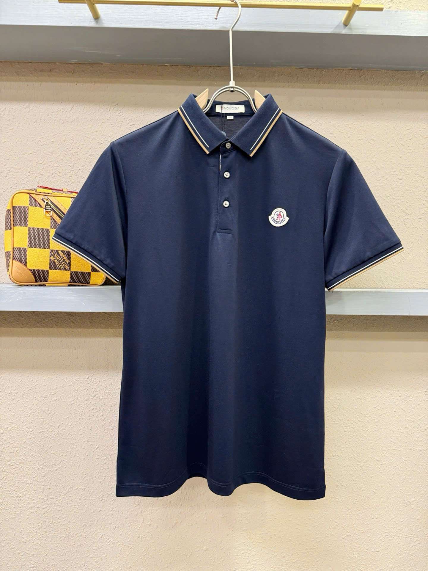 몽클레르 가슴 로고 남성 반팔티 (2컬러)