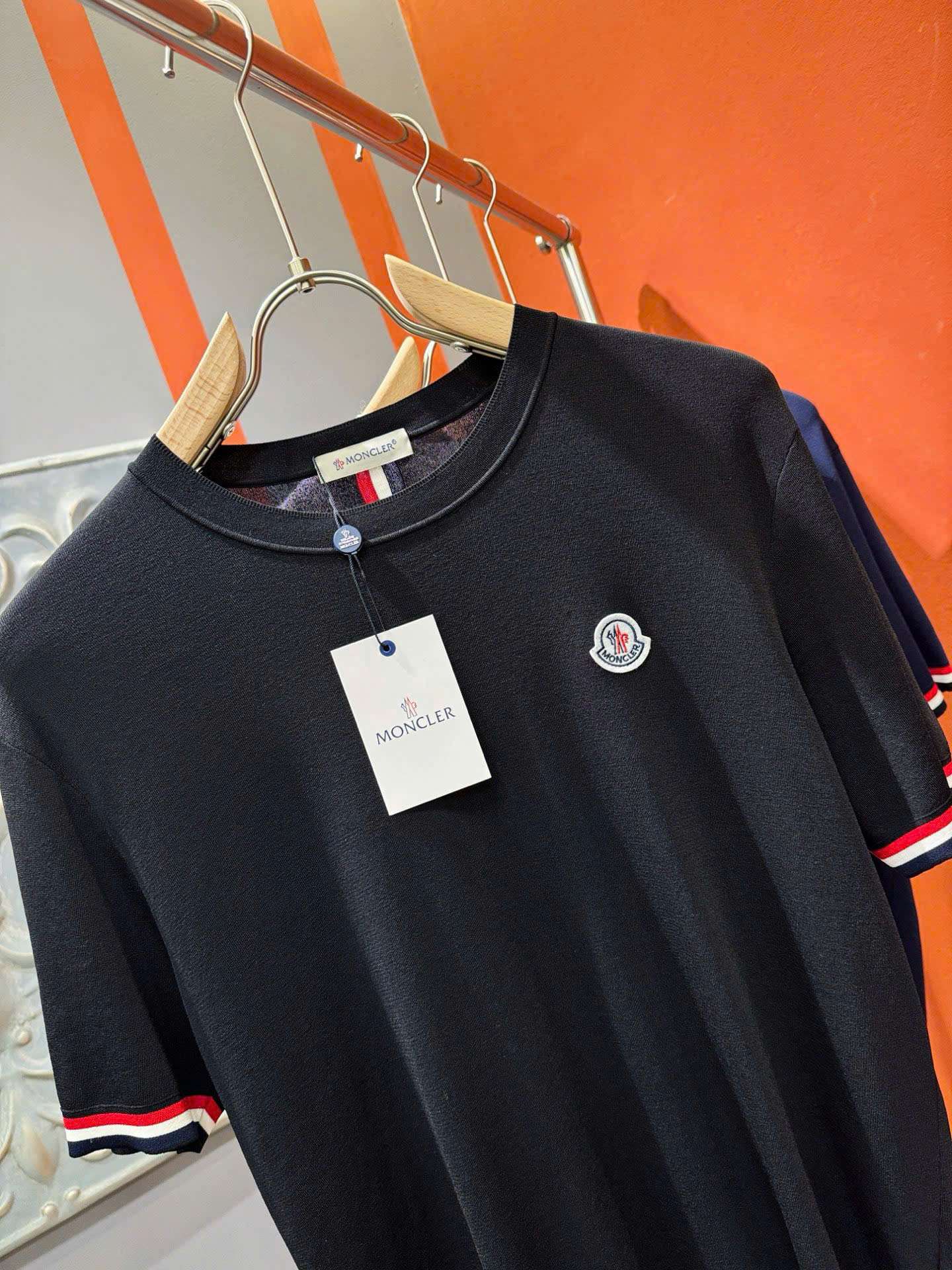 몽클레르 가슴 로고 남성 반팔티 (2컬러)