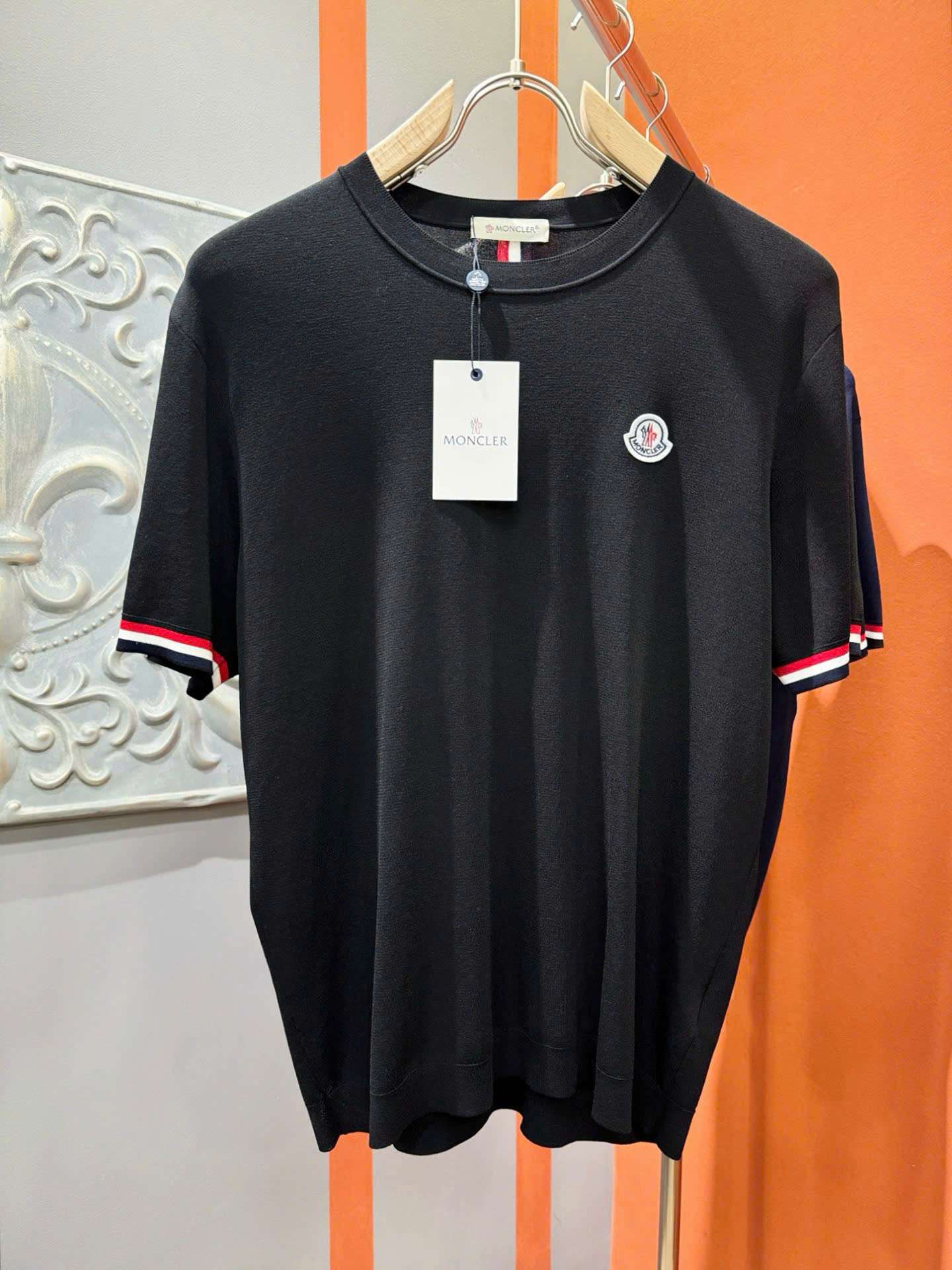 몽클레르 가슴 로고 남성 반팔티 (2컬러)