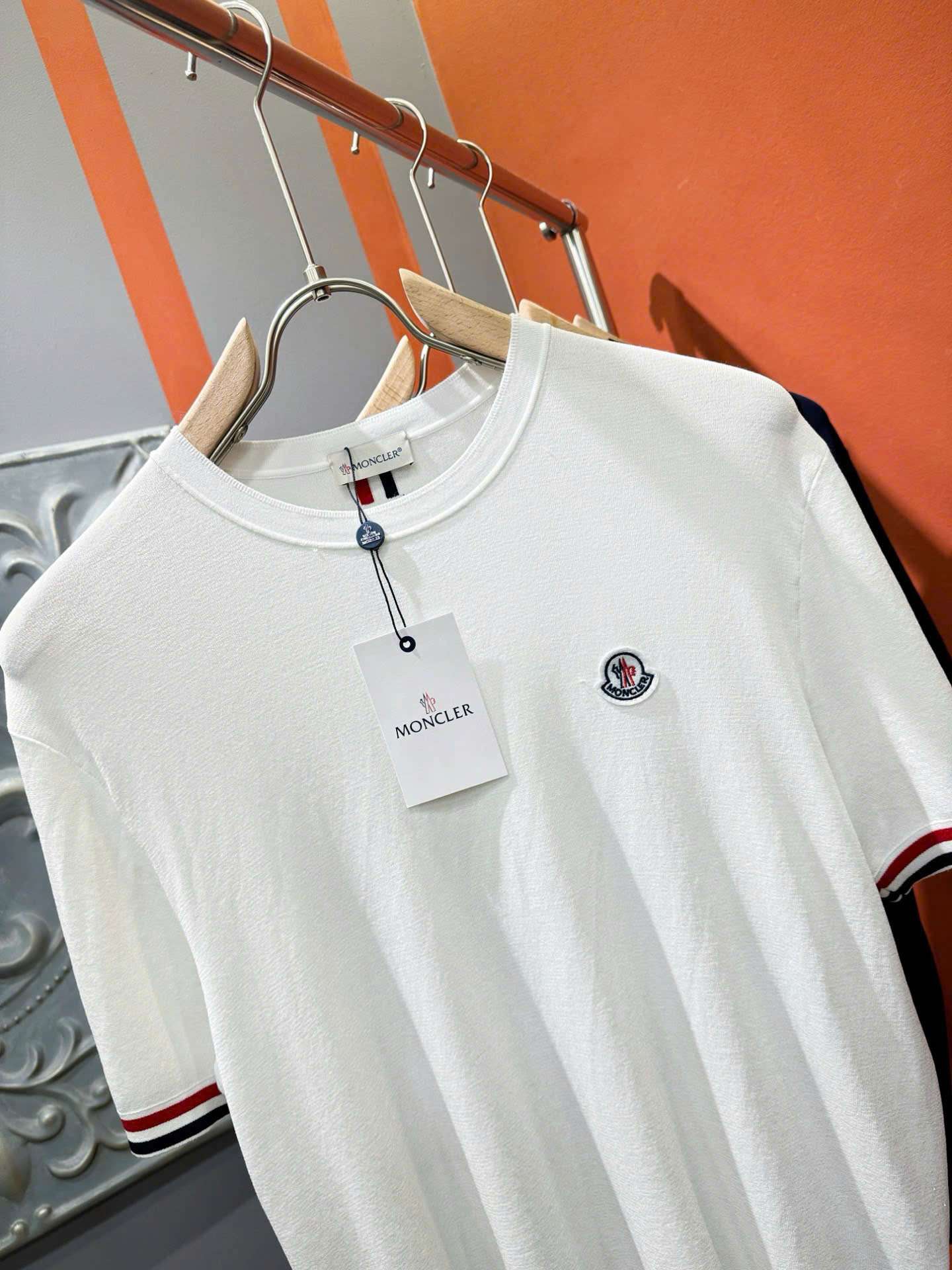 몽클레르 가슴 로고 남성 반팔티 (2컬러)