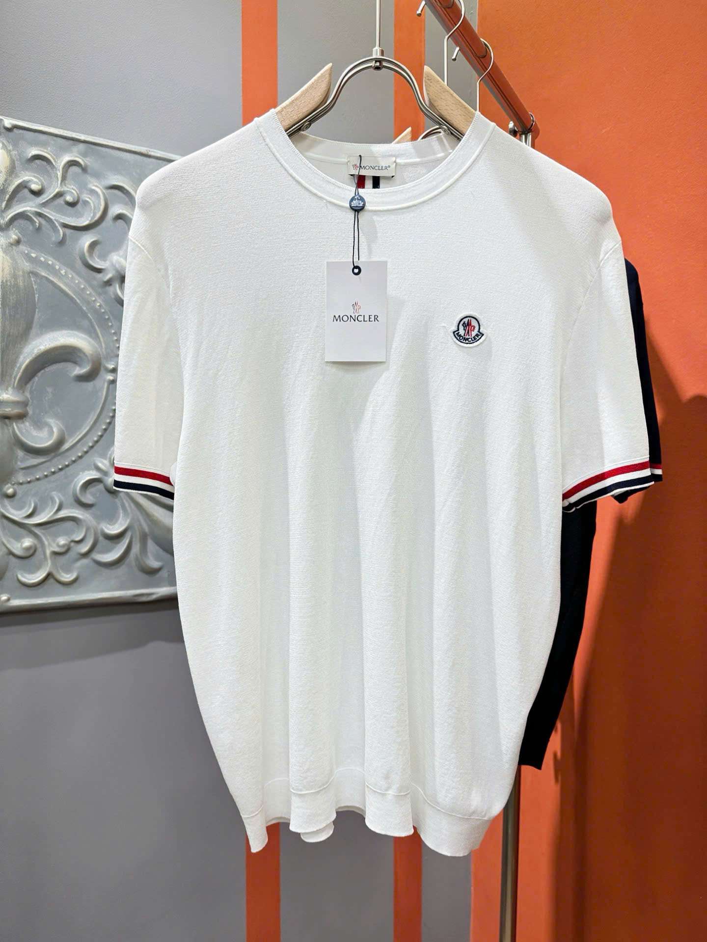몽클레르 가슴 로고 남성 반팔티 (2컬러)