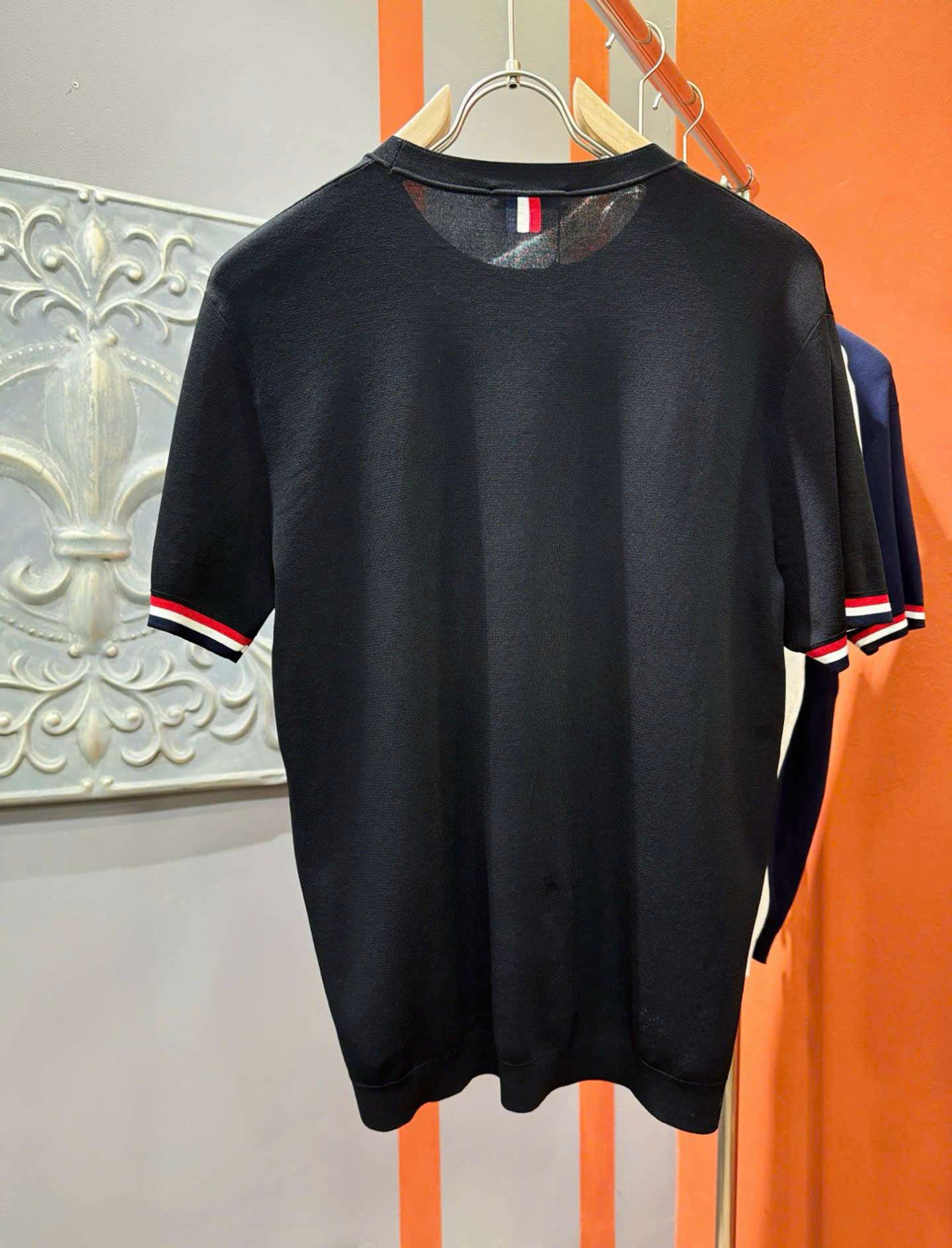 몽클레르 가슴 로고 남성 반팔티 (2컬러)