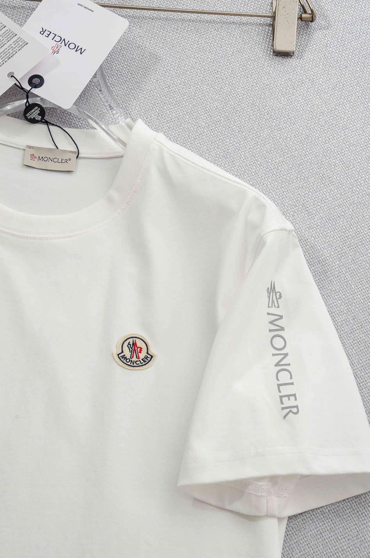 몽클레르 가슴 & 소매 로고 남성 반팔티 (2컬러)