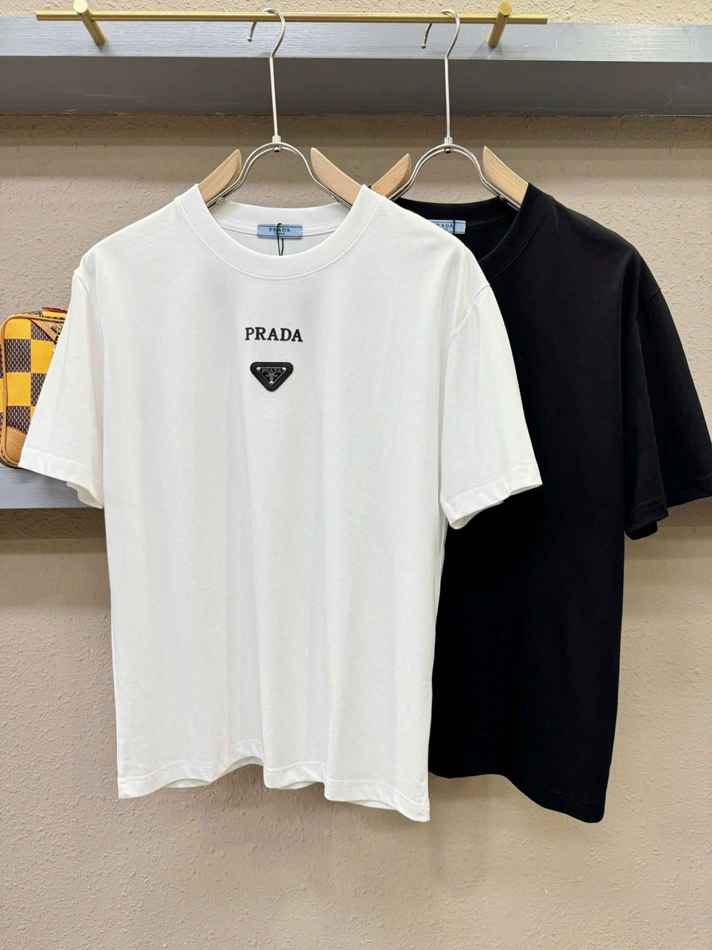 프라다 삼각 로고 남성 반팔티