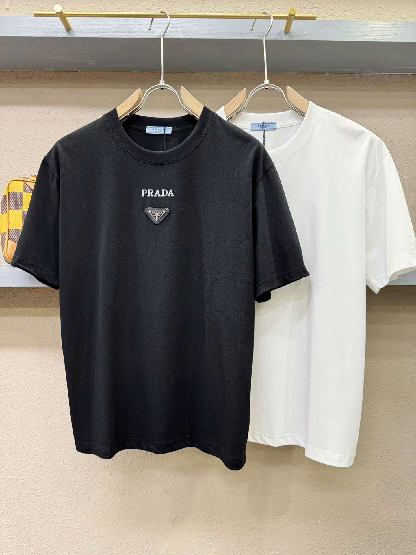 프라다 삼각 로고 남성 반팔티