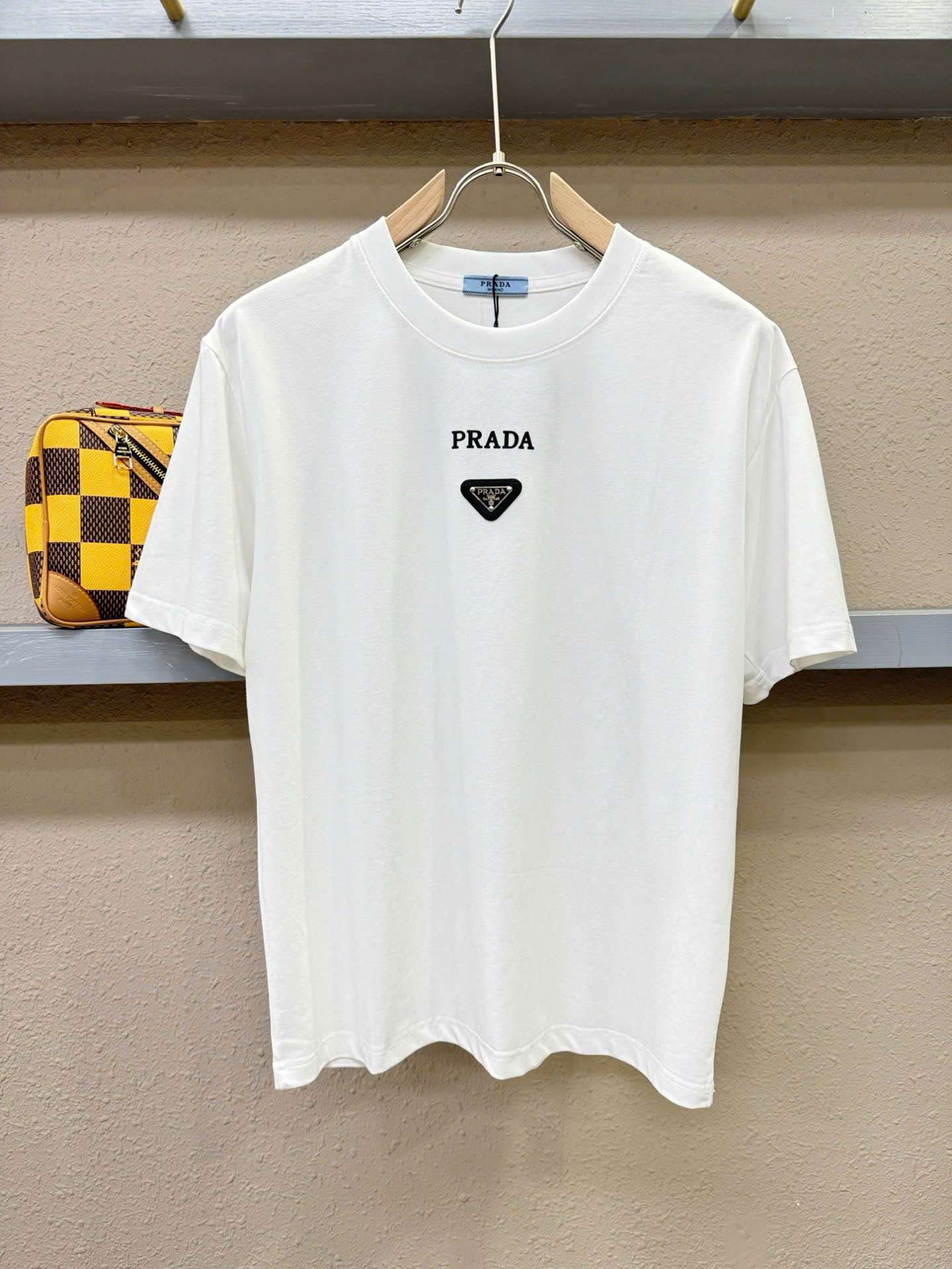 프라다 삼각 로고 남성 반팔티