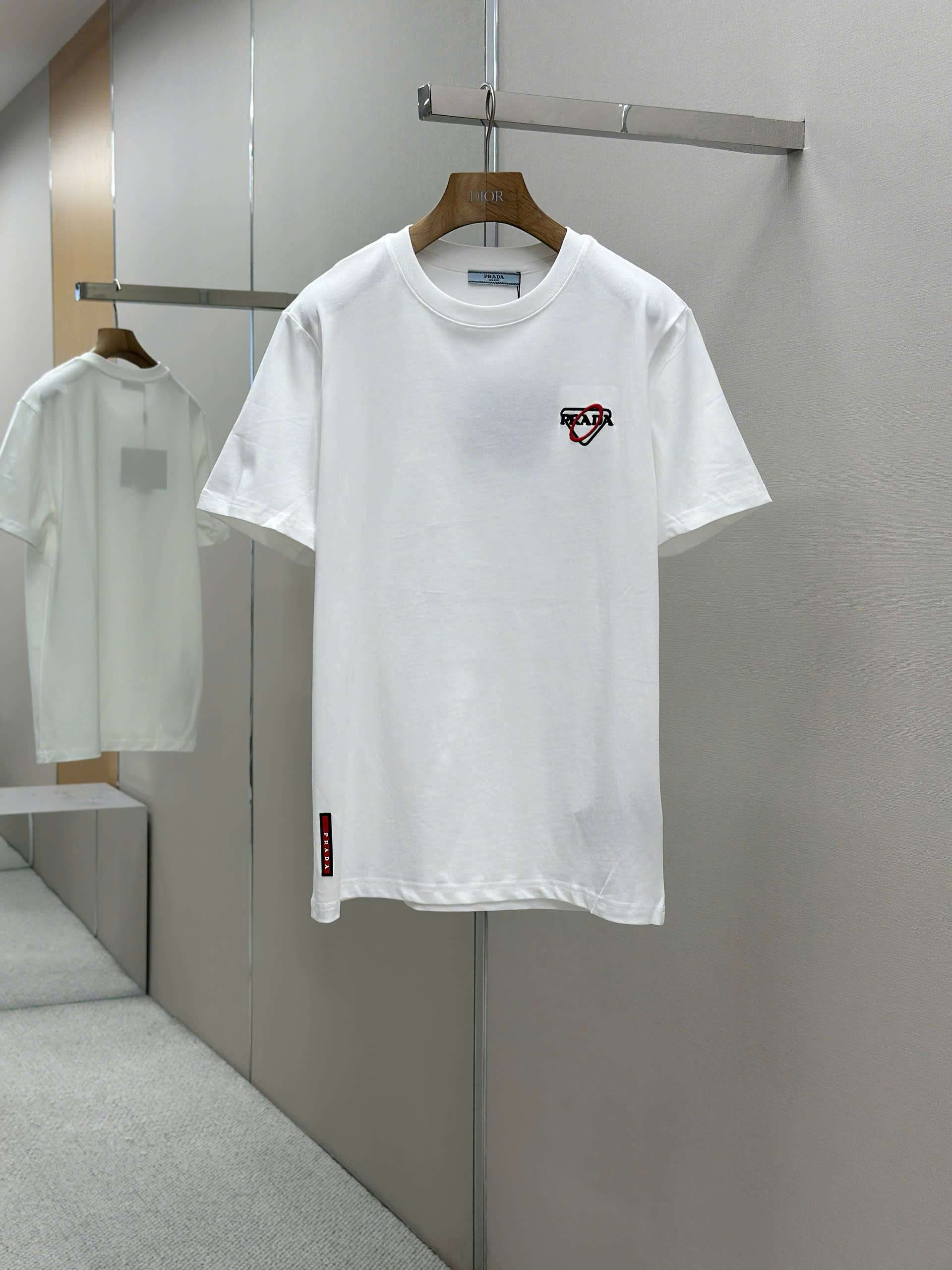 프라다 자수 삼각 로고 남성 반팔티 (2컬러)