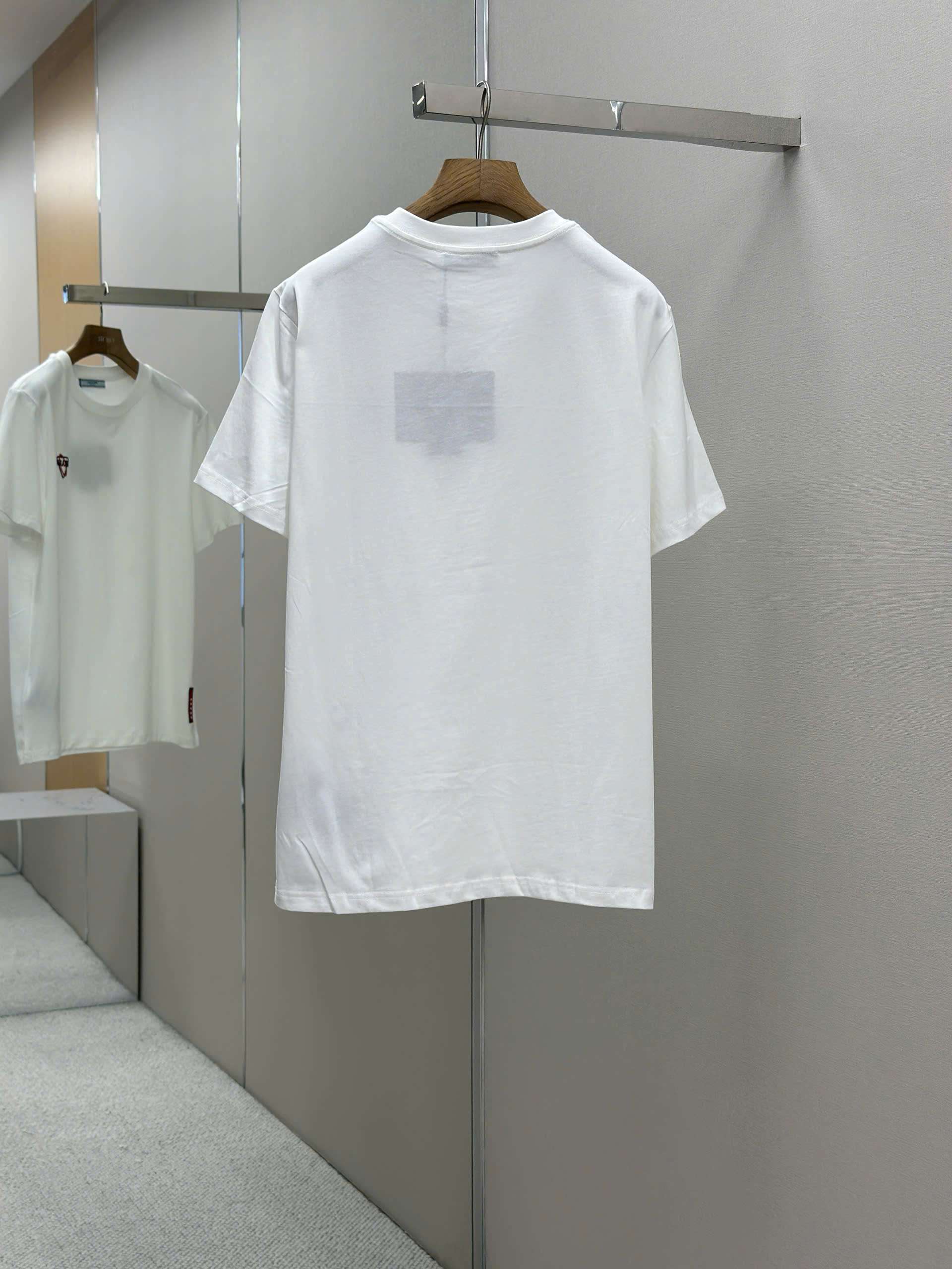 프라다 자수 삼각 로고 남성 반팔티 (2컬러)