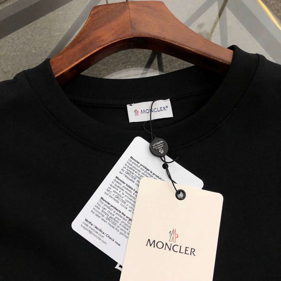 몽클레르 가슴 로고 남성 반팔티