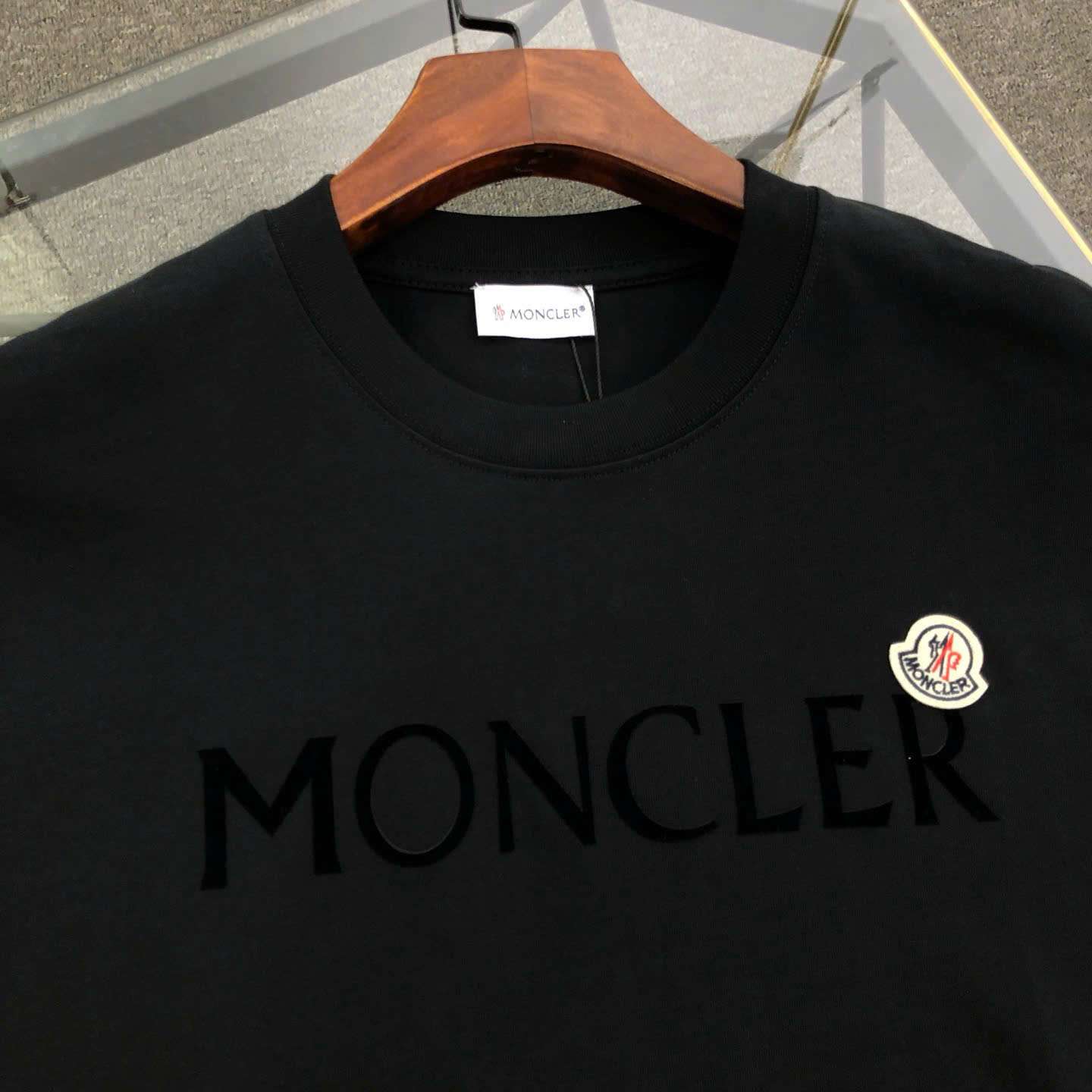 몽클레르 가슴 로고 남성 반팔티