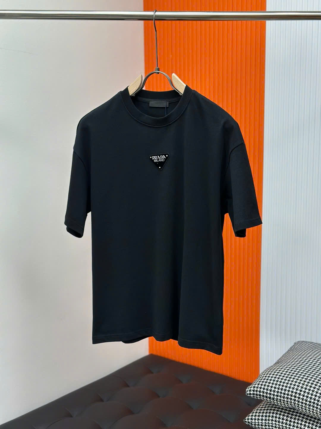 프라다 삼각 로고 남성 블랙 상의
