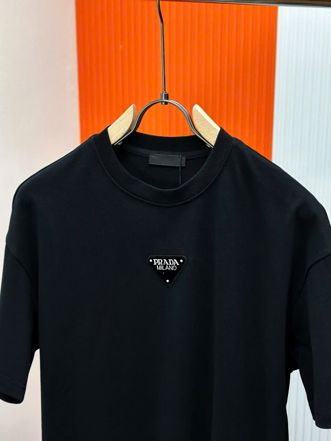 프라다 삼각 로고 남성 블랙 상의