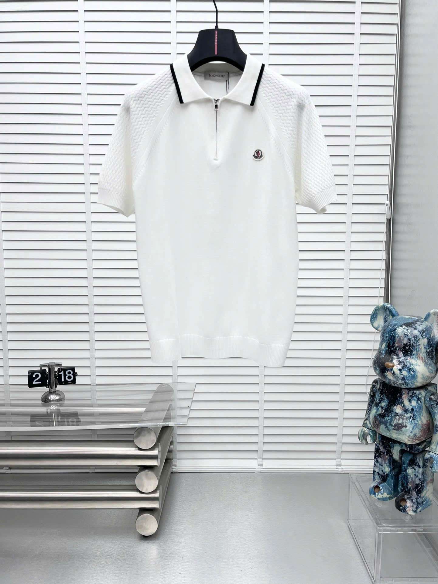 몽클레르 가슴 로고 남성 반팔티 (2컬러)