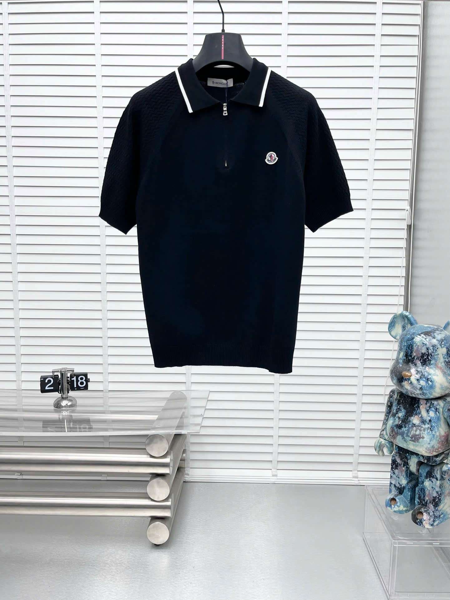 몽클레르 가슴 로고 남성 반팔티 (2컬러)