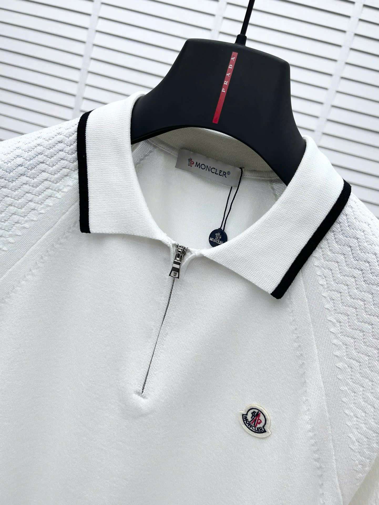 몽클레르 가슴 로고 남성 반팔티 (2컬러)