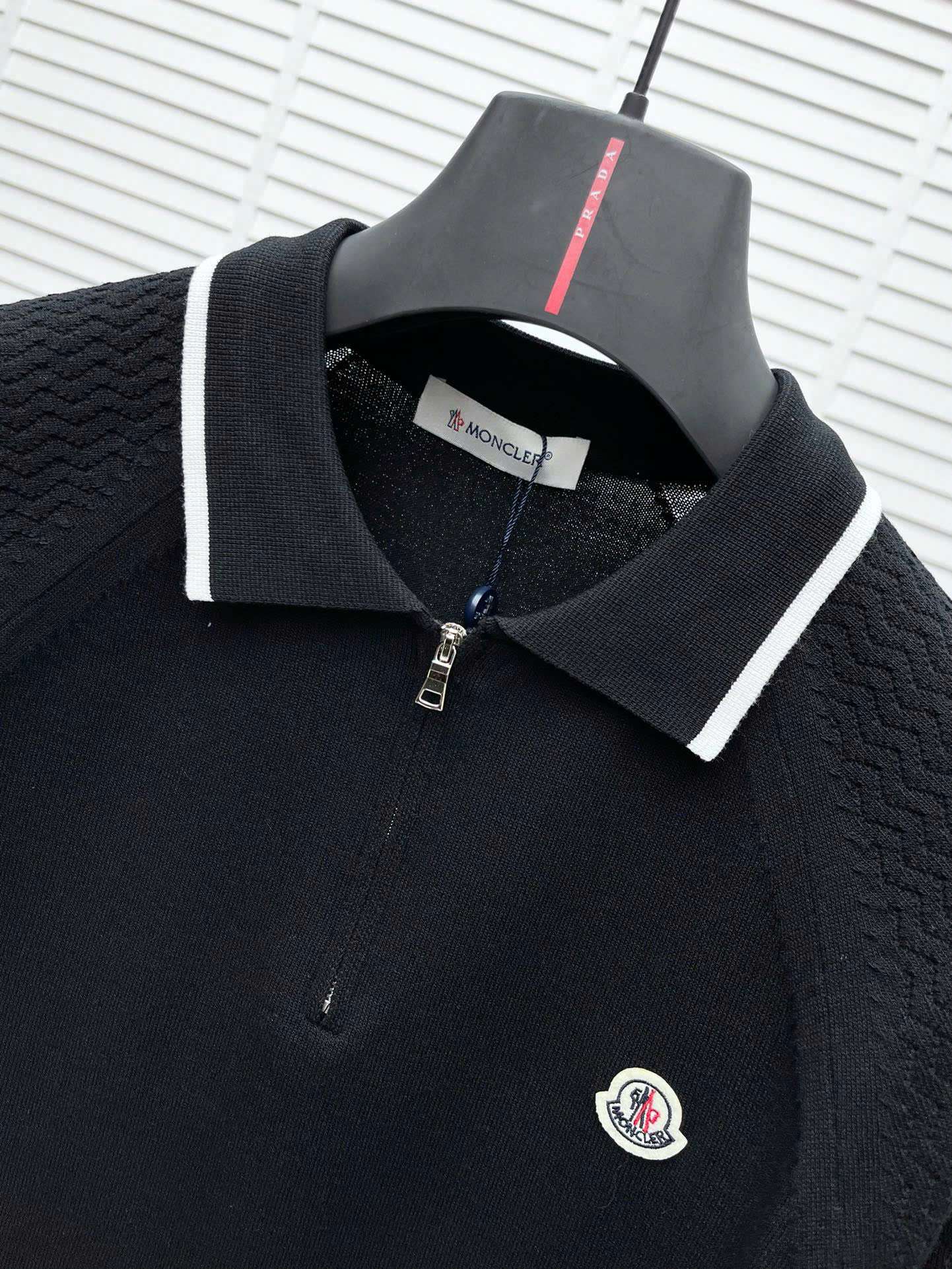 몽클레르 가슴 로고 남성 반팔티 (2컬러)