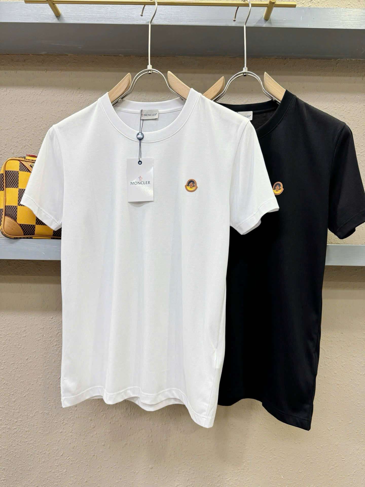 몽클레르 가슴 로고 남성 반팔티