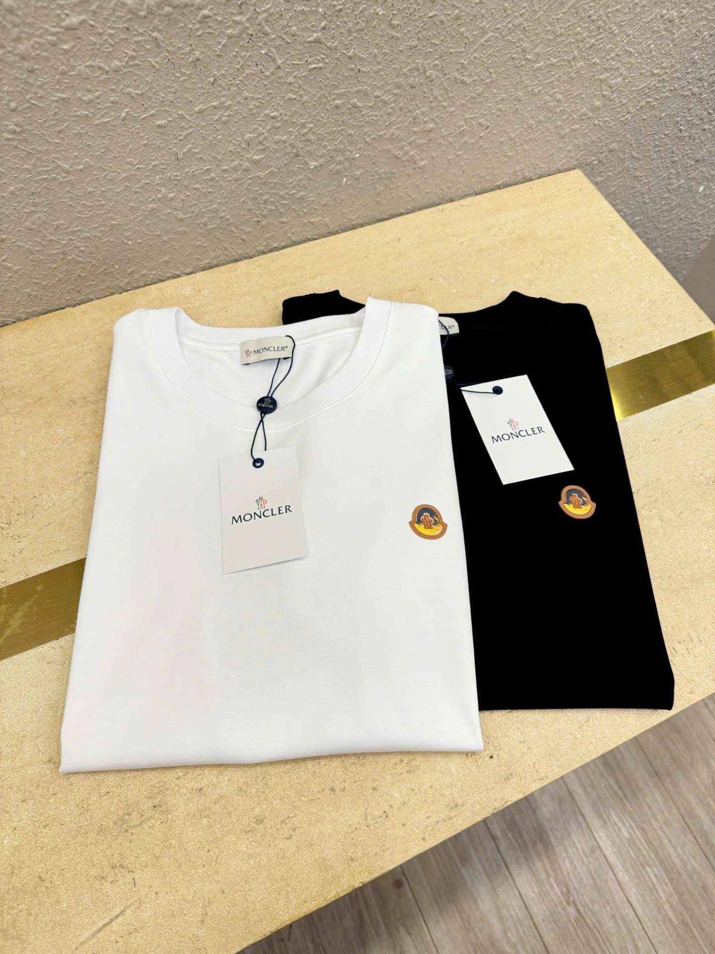 몽클레르 가슴 로고 남성 반팔티
