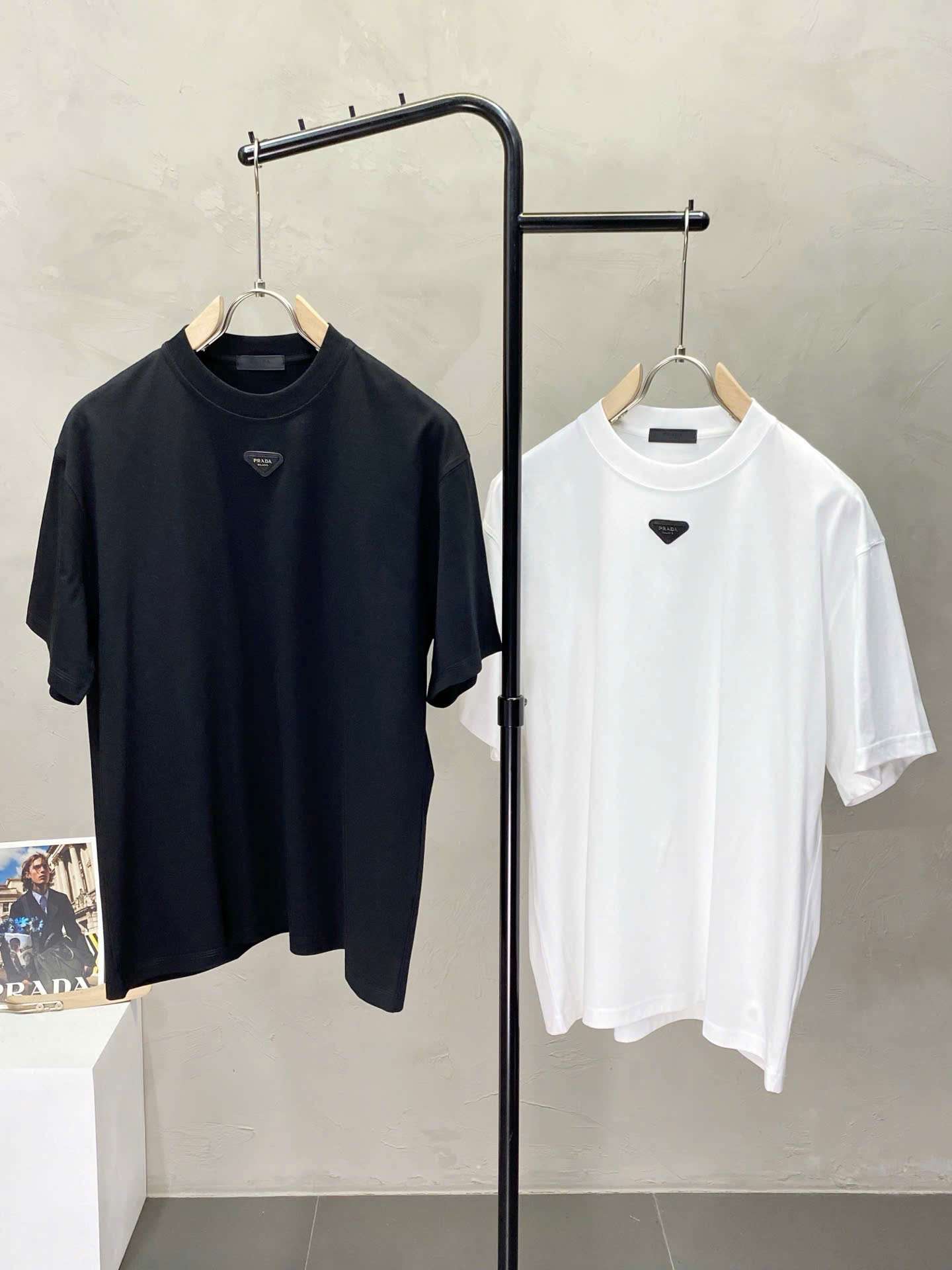 프라다 삼각 로고 남성 상의