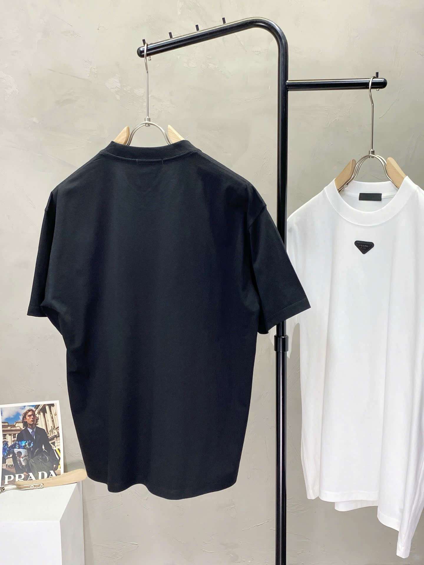 프라다 삼각 로고 남성 상의