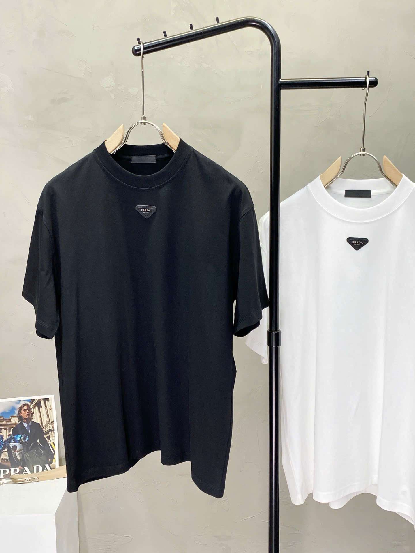 프라다 삼각 로고 남성 상의