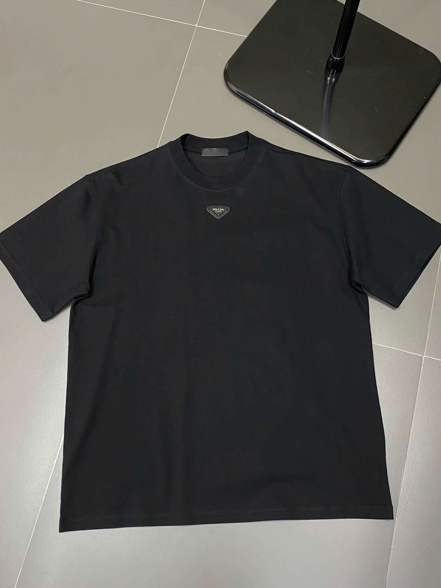 프라다 삼각 로고 남성 상의