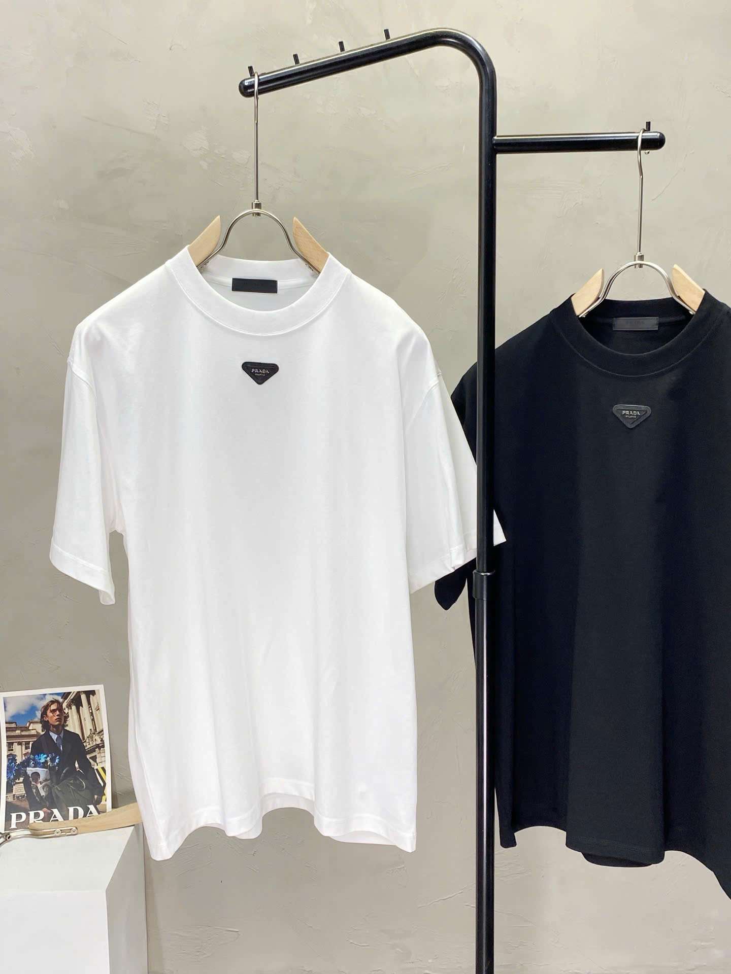 프라다 삼각 로고 남성 상의