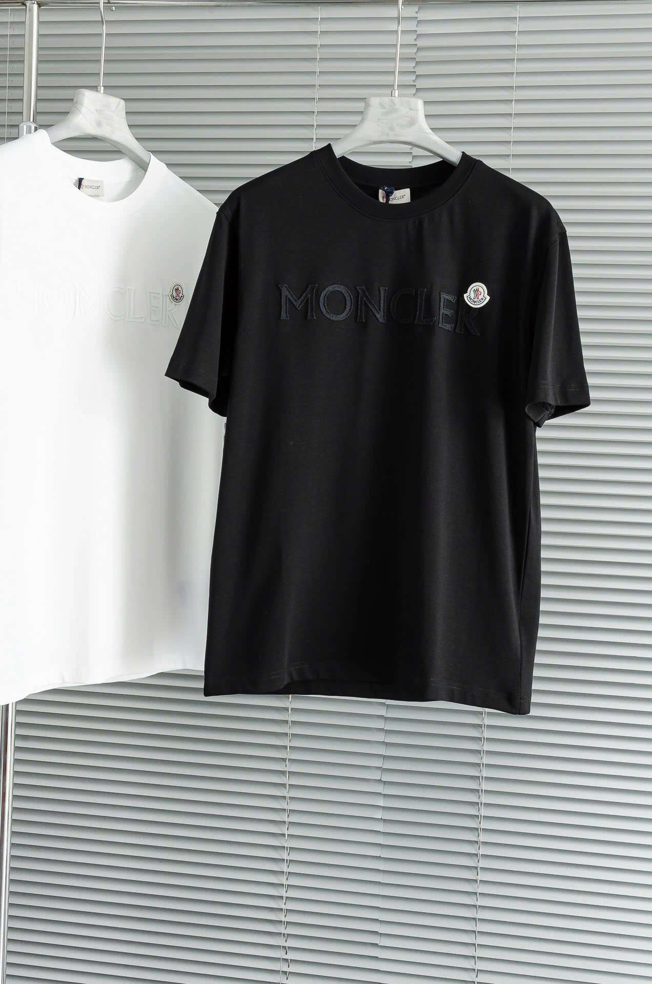 몽클레르 자수 로고 남성 반팔티 (2컬러)