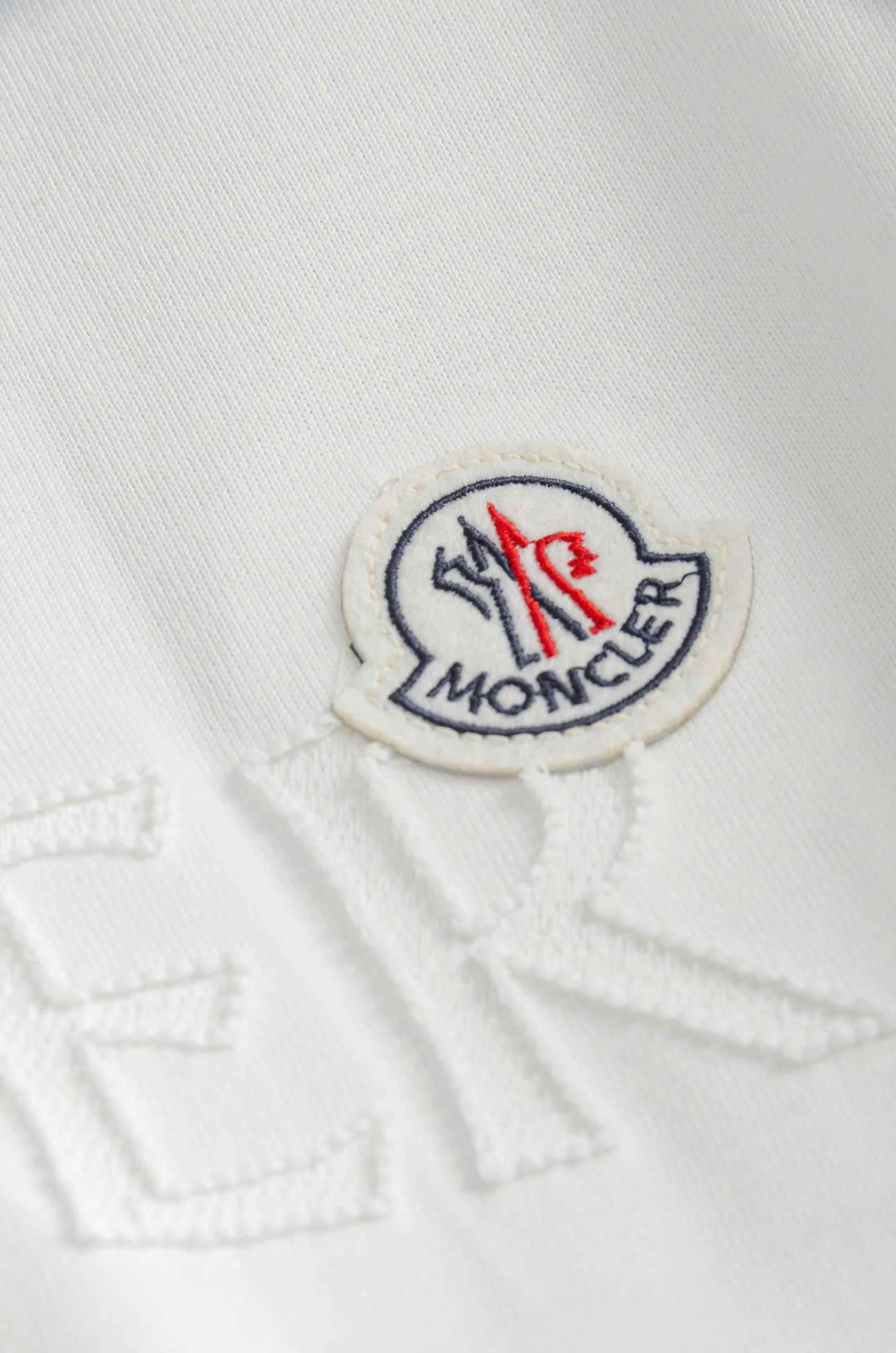 몽클레르 자수 로고 남성 반팔티 (2컬러)