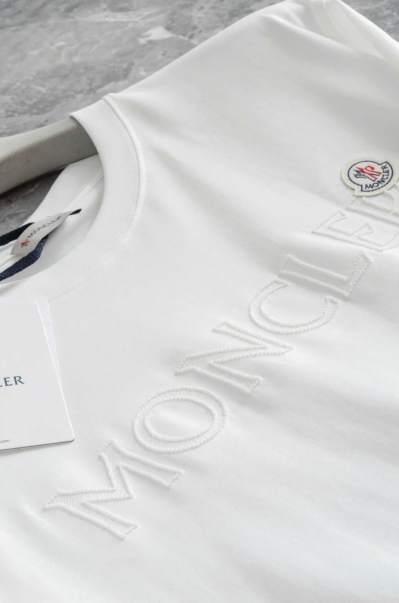 몽클레르 자수 로고 남성 반팔티 (2컬러)