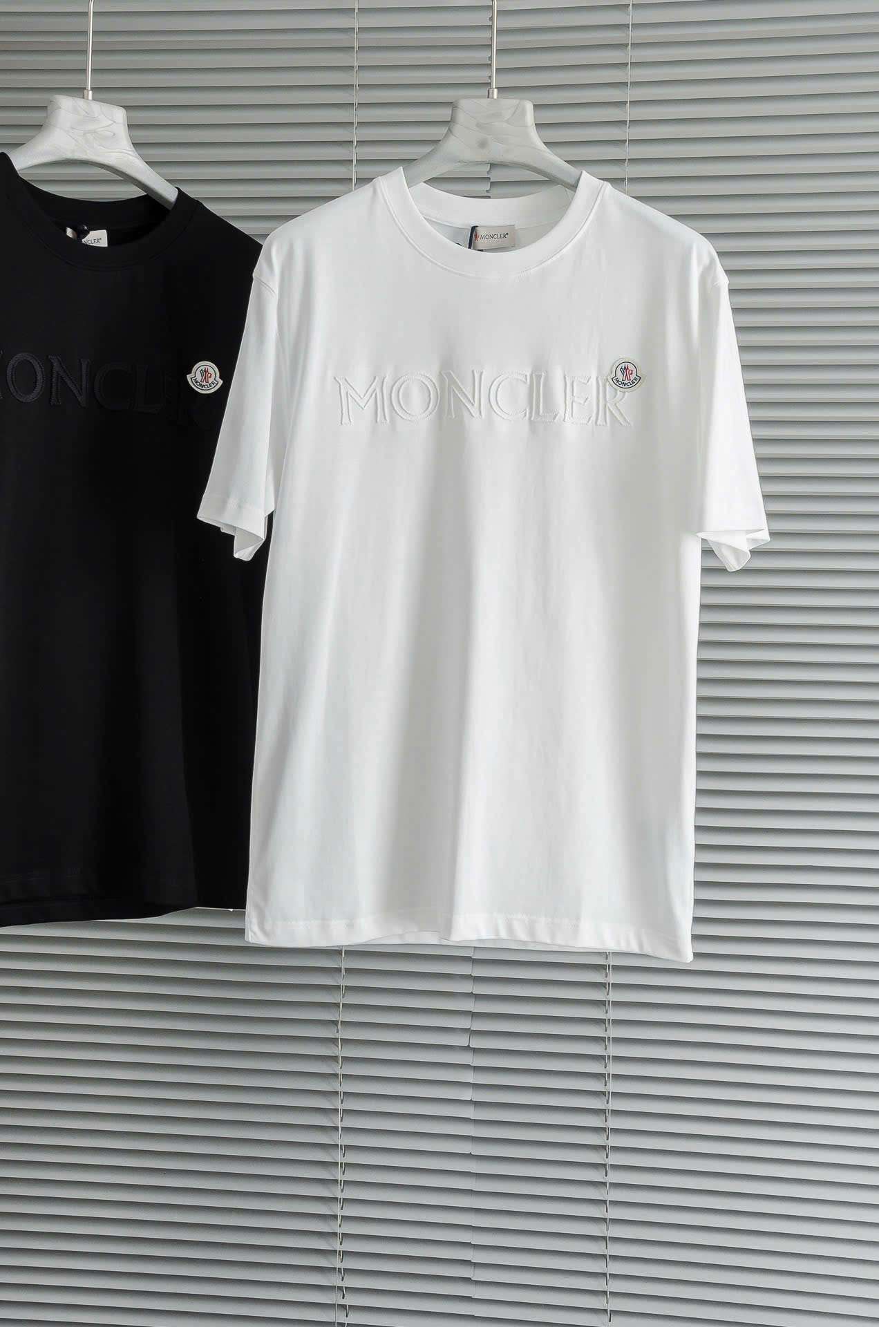 몽클레르 자수 로고 남성 반팔티 (2컬러)