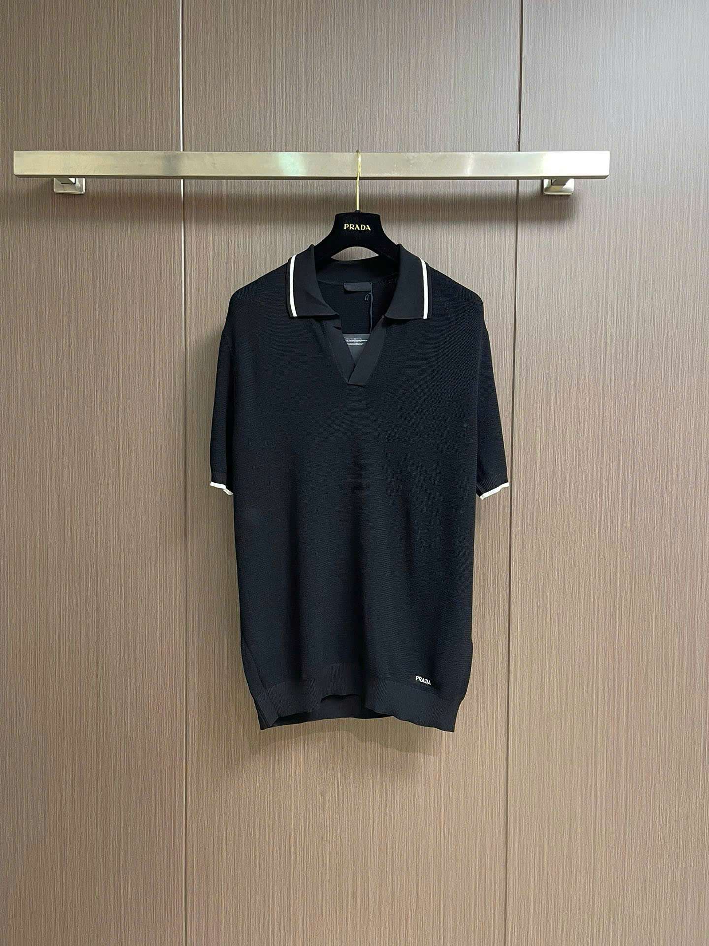 프라다 옷단 자수 로고 남성 반팔티