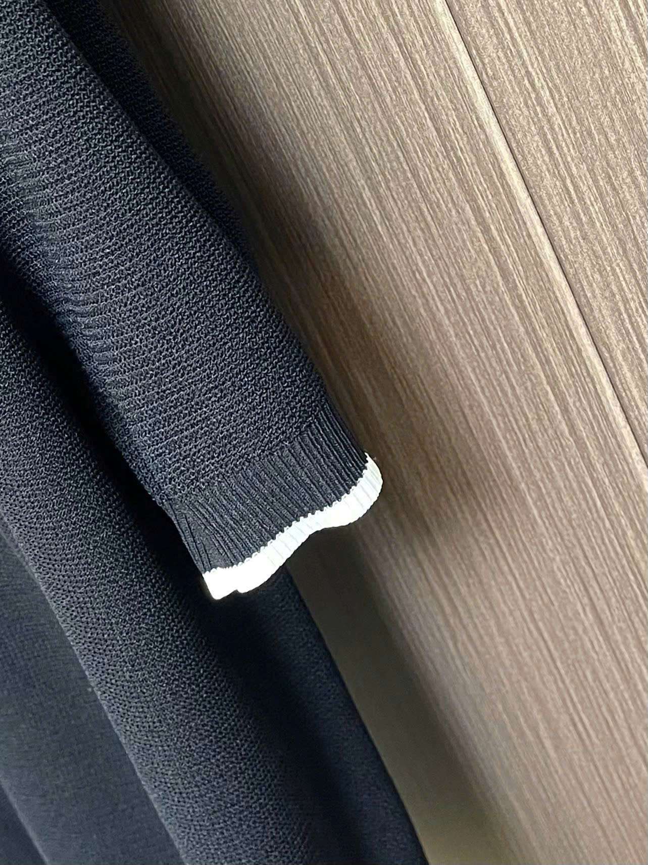 프라다 옷단 자수 로고 남성 반팔티