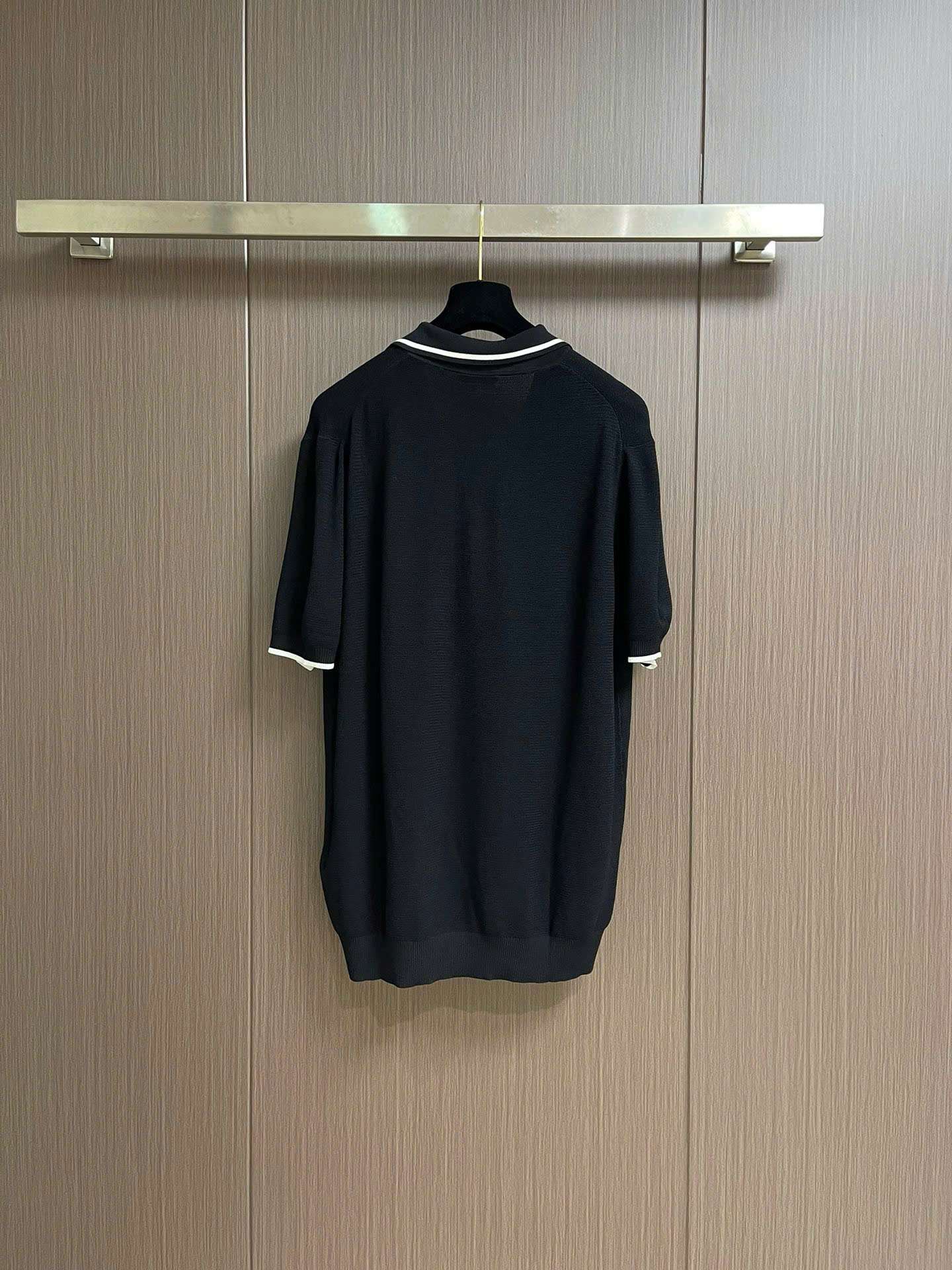 프라다 옷단 자수 로고 남성 반팔티