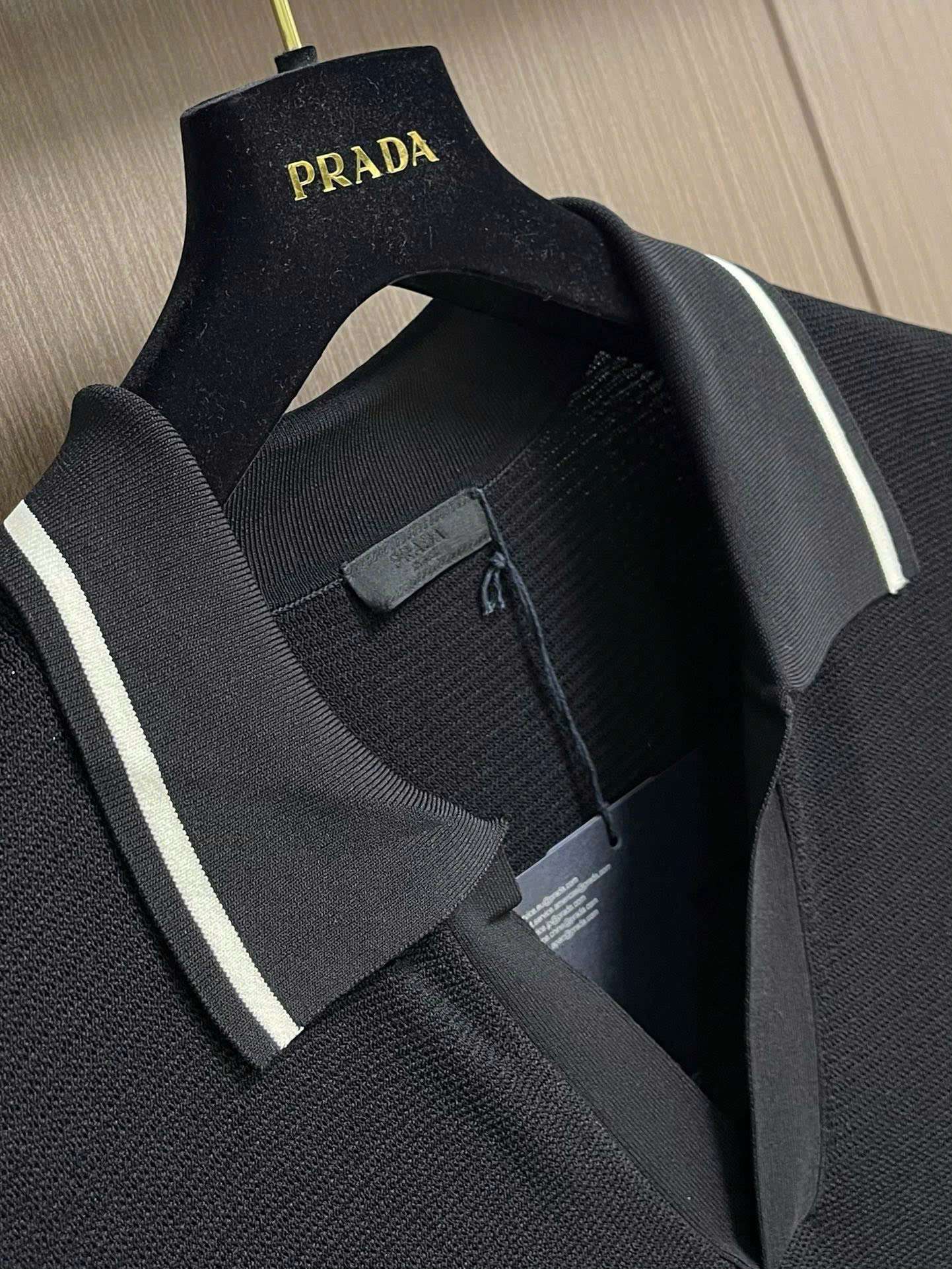 프라다 옷단 자수 로고 남성 반팔티