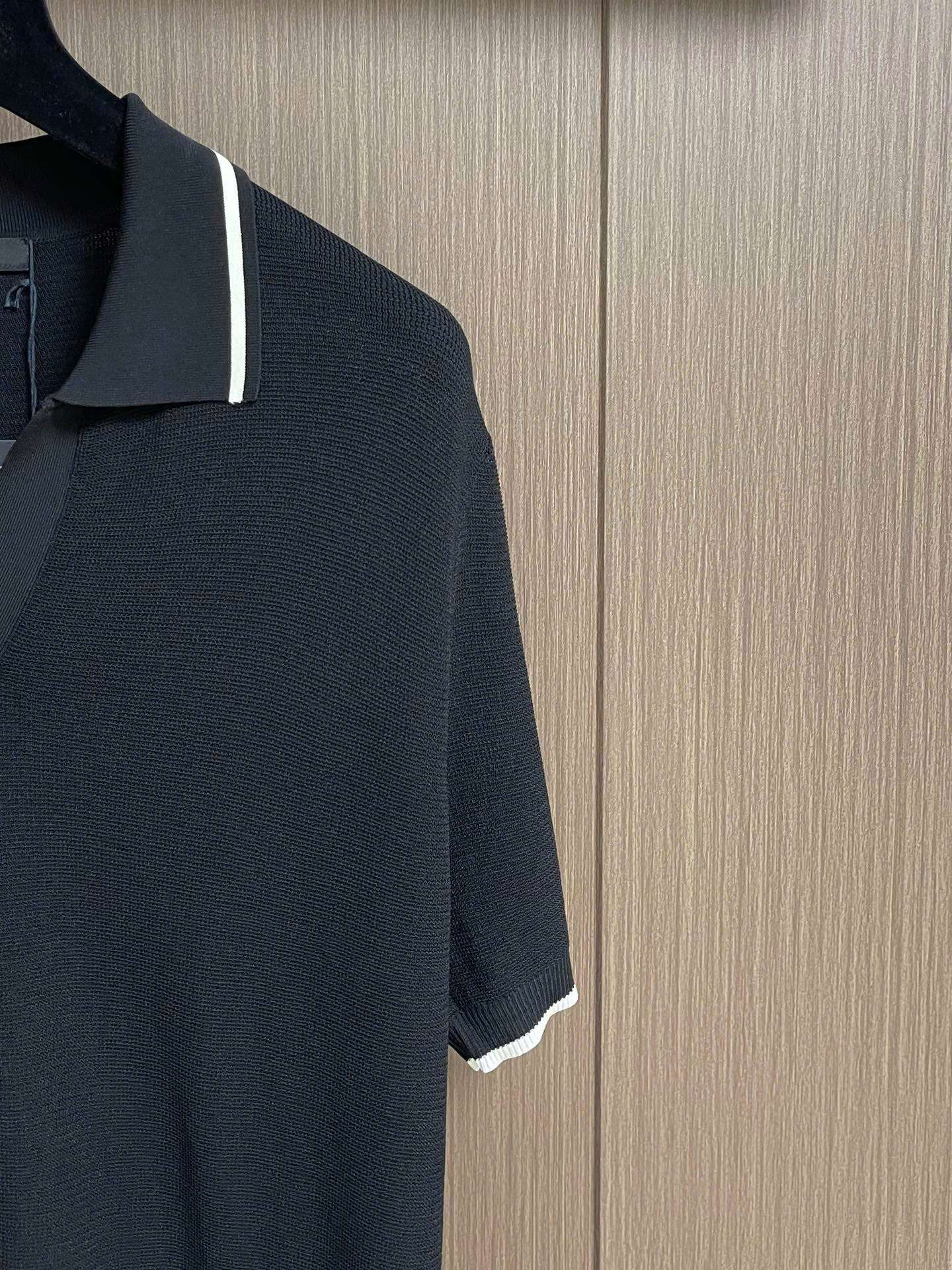 프라다 옷단 자수 로고 남성 반팔티