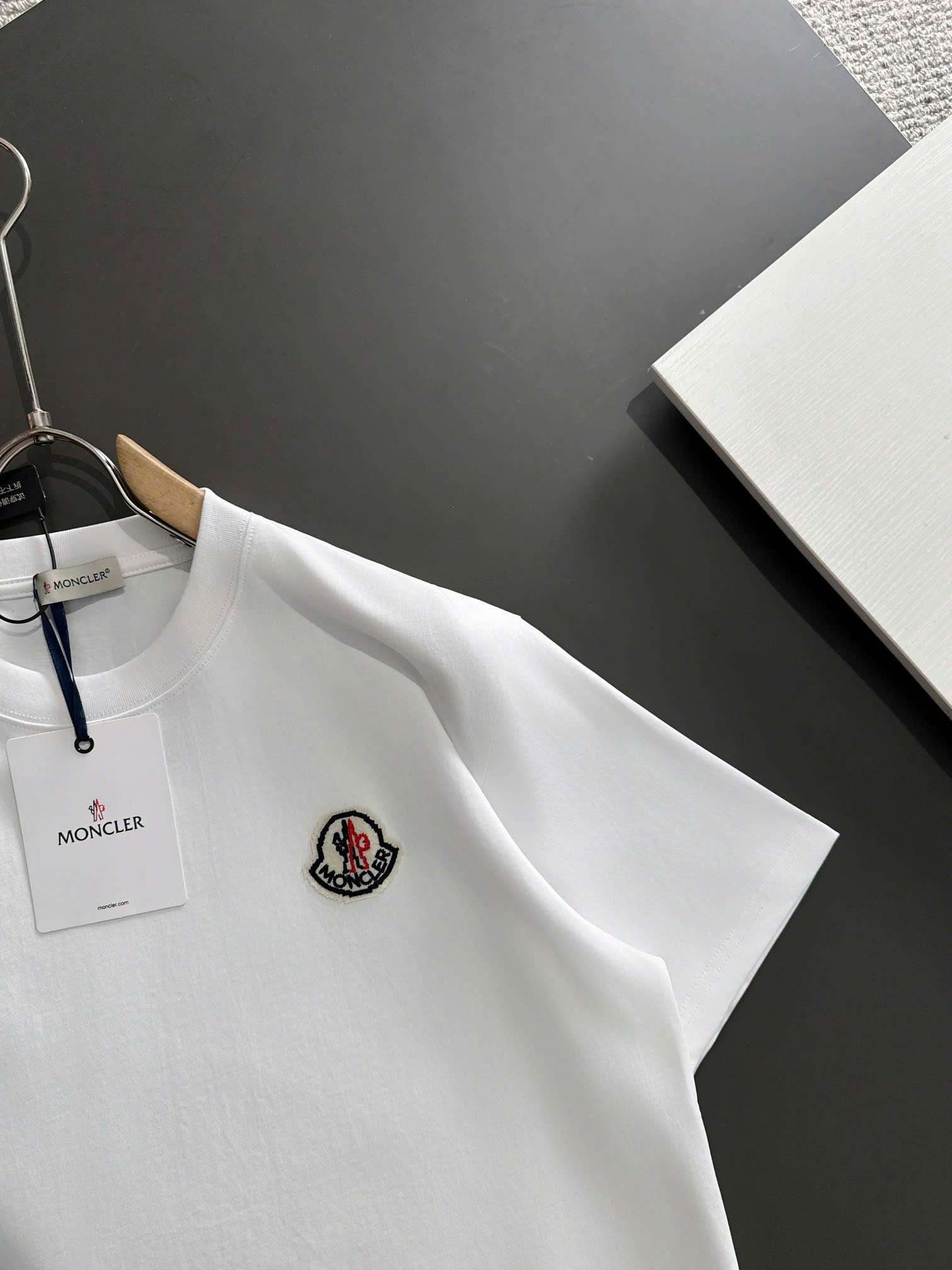 몽클레르 자수 로고 남성 반팔티 (2컬러)