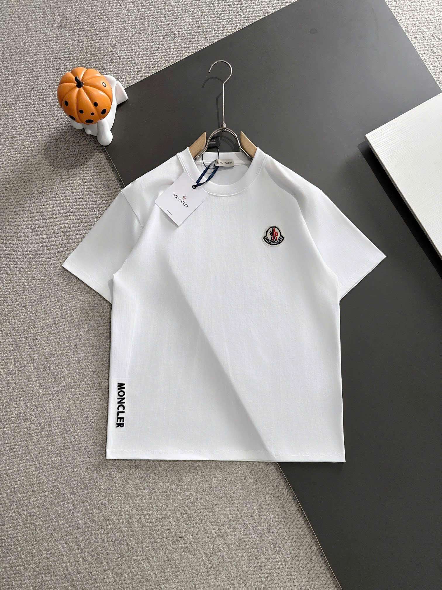 몽클레르 자수 로고 남성 반팔티 (2컬러)