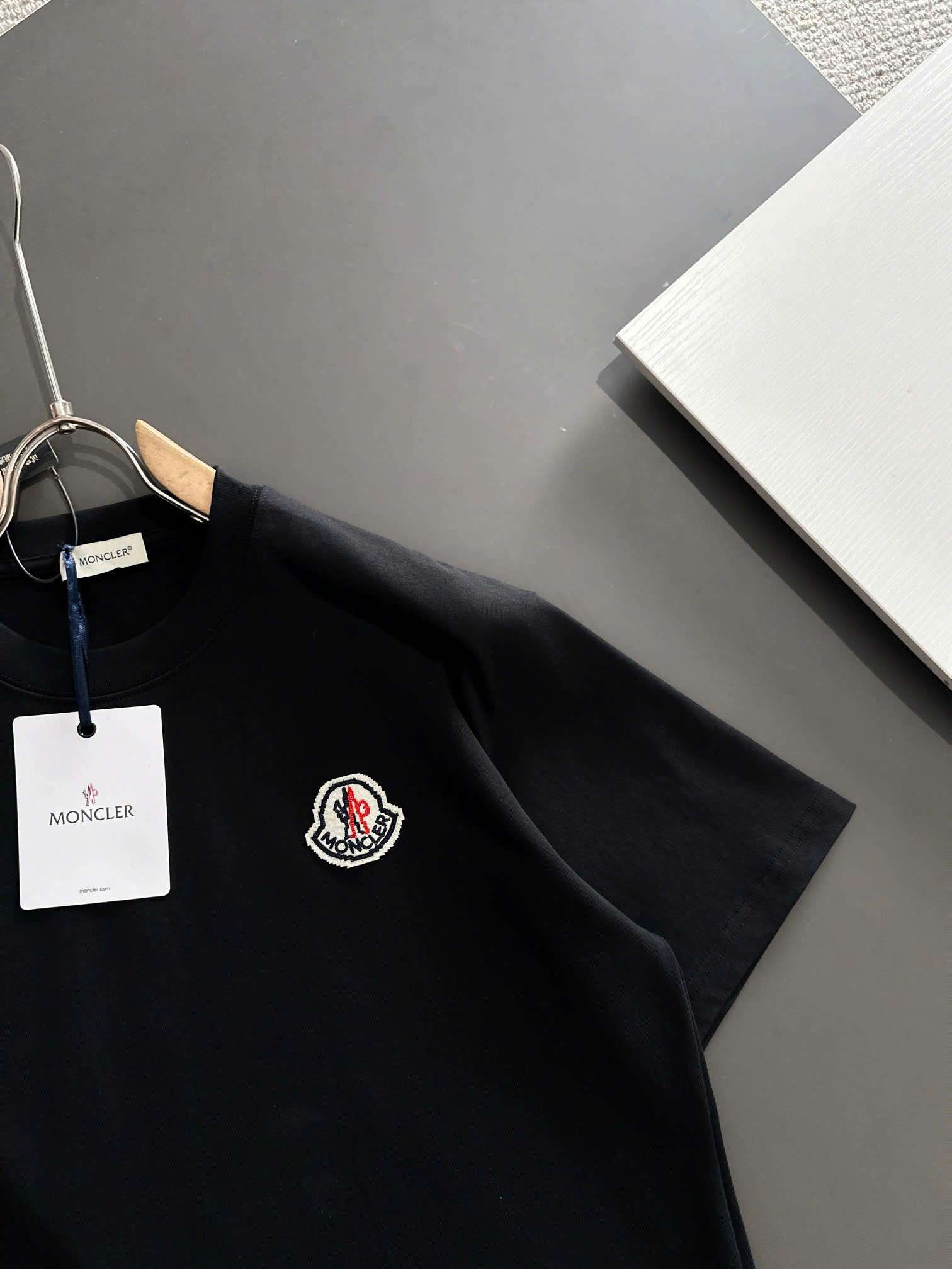 몽클레르 자수 로고 남성 반팔티 (2컬러)