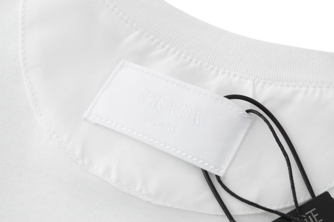 프라다 앞가슴 지퍼 포켓 남성 반팔티