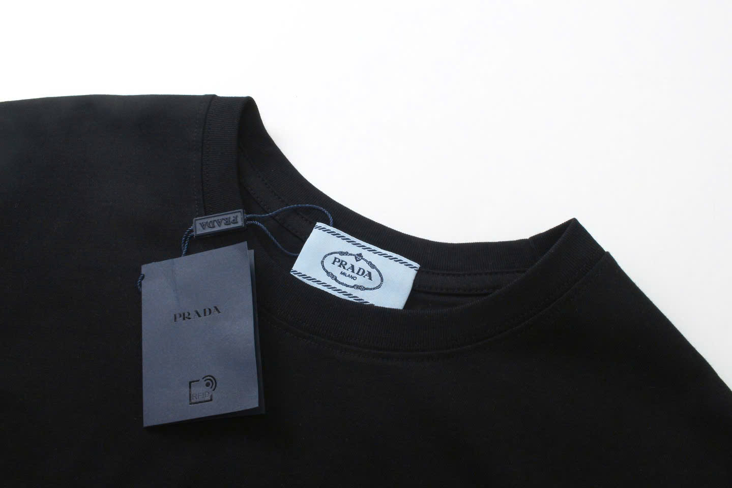 프라다 실리콘 클래식 로고 레터링 남성 반팔티