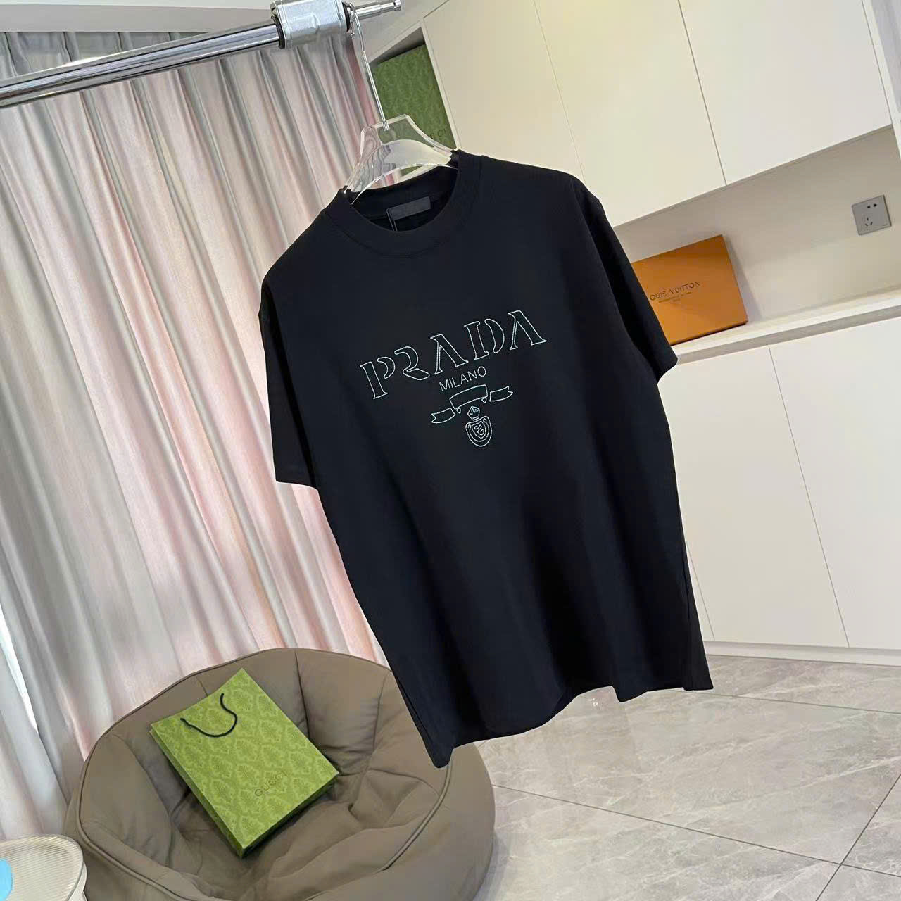 프라다 자수 로고 남성 반팔티