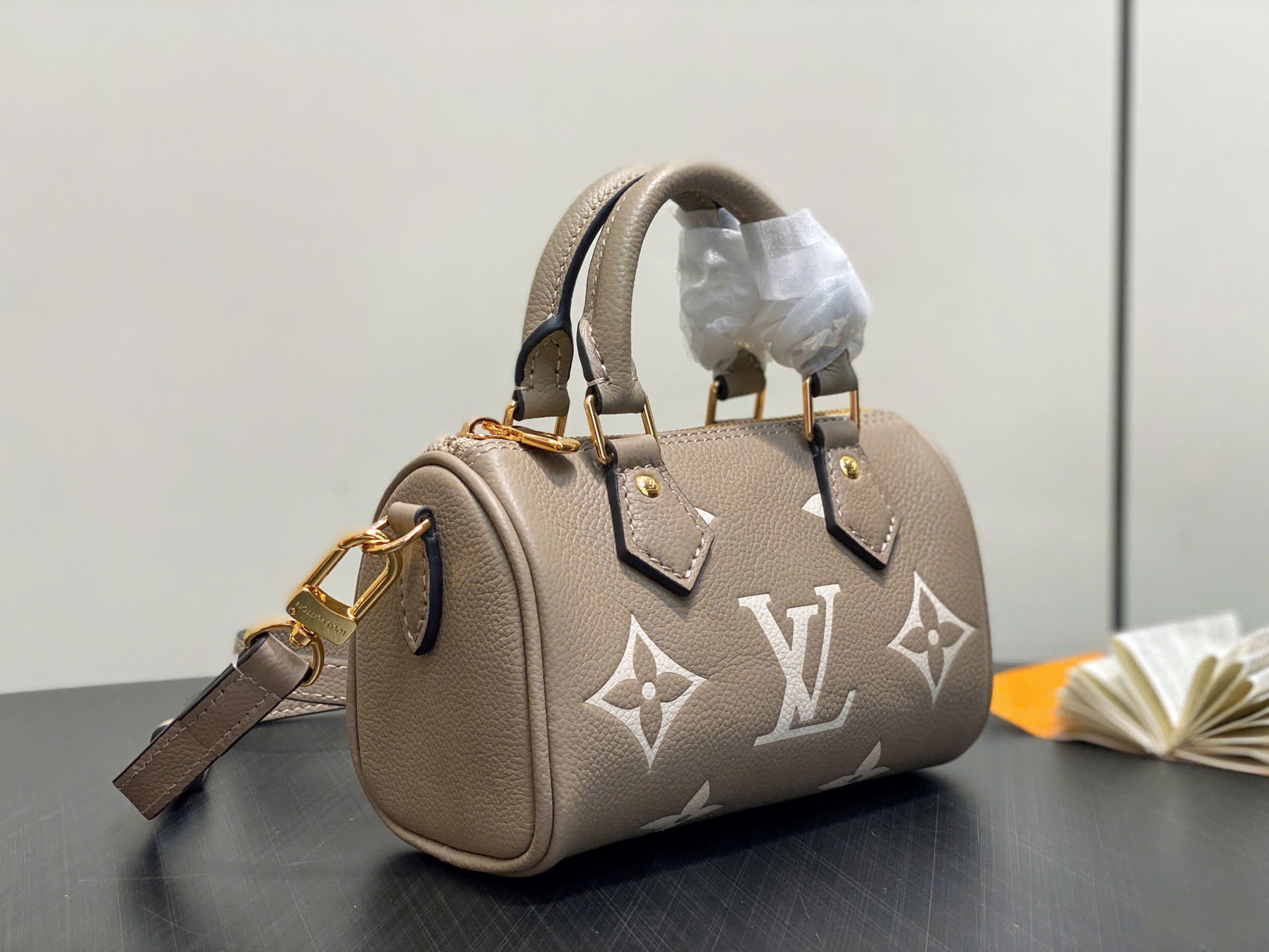 루이비통 Nano Speedy Monogram Empreinte Gray 여성 가방