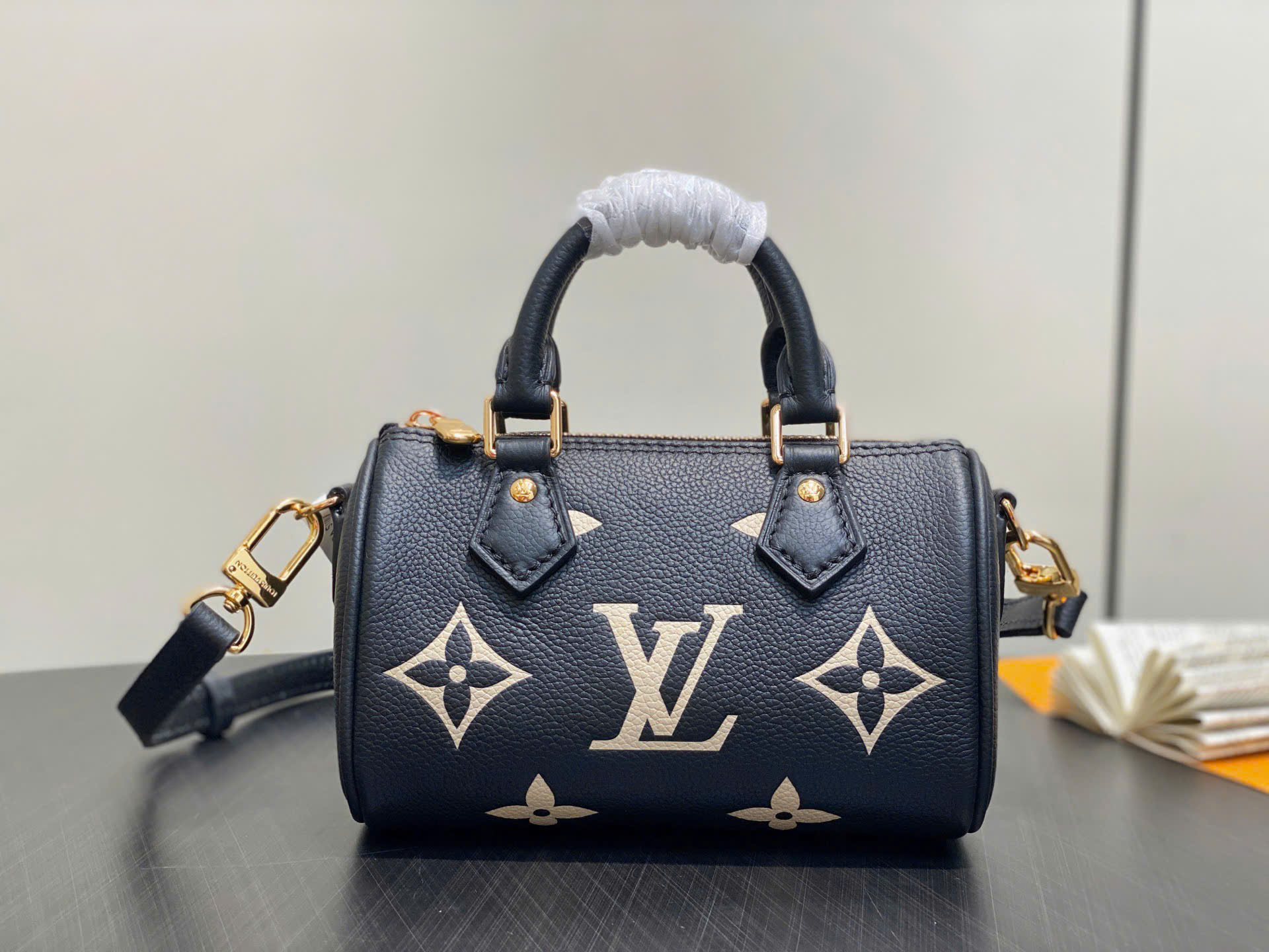 루이비통 Nano Speedy Monogram Empreinte Black 여성 가방