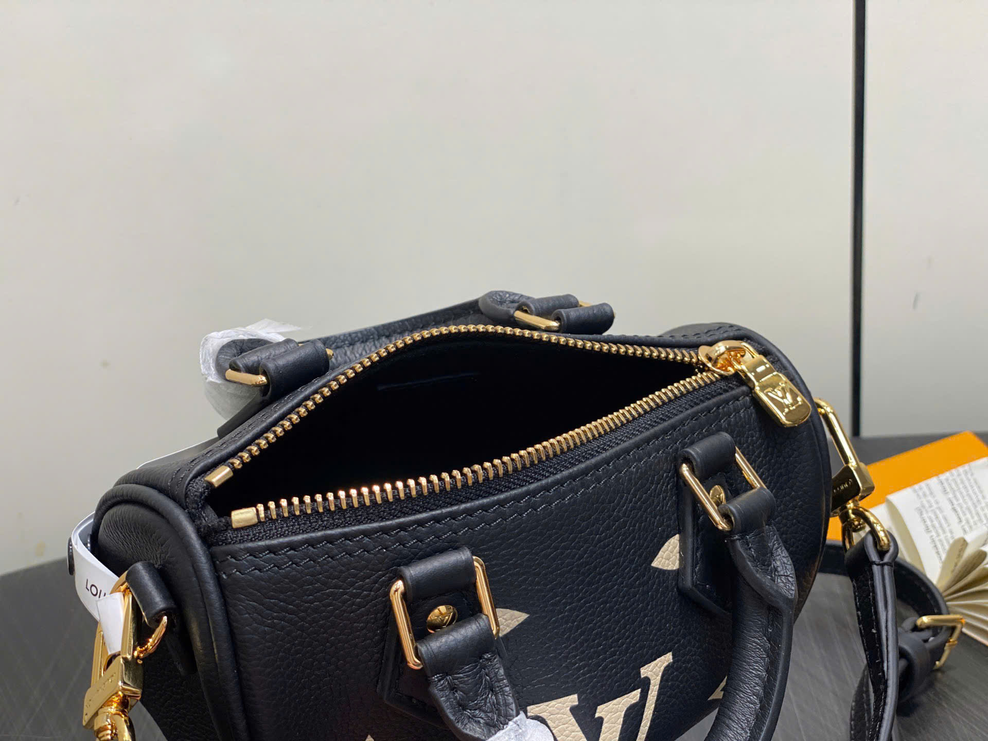루이비통 Nano Speedy Monogram Empreinte Black 여성 가방