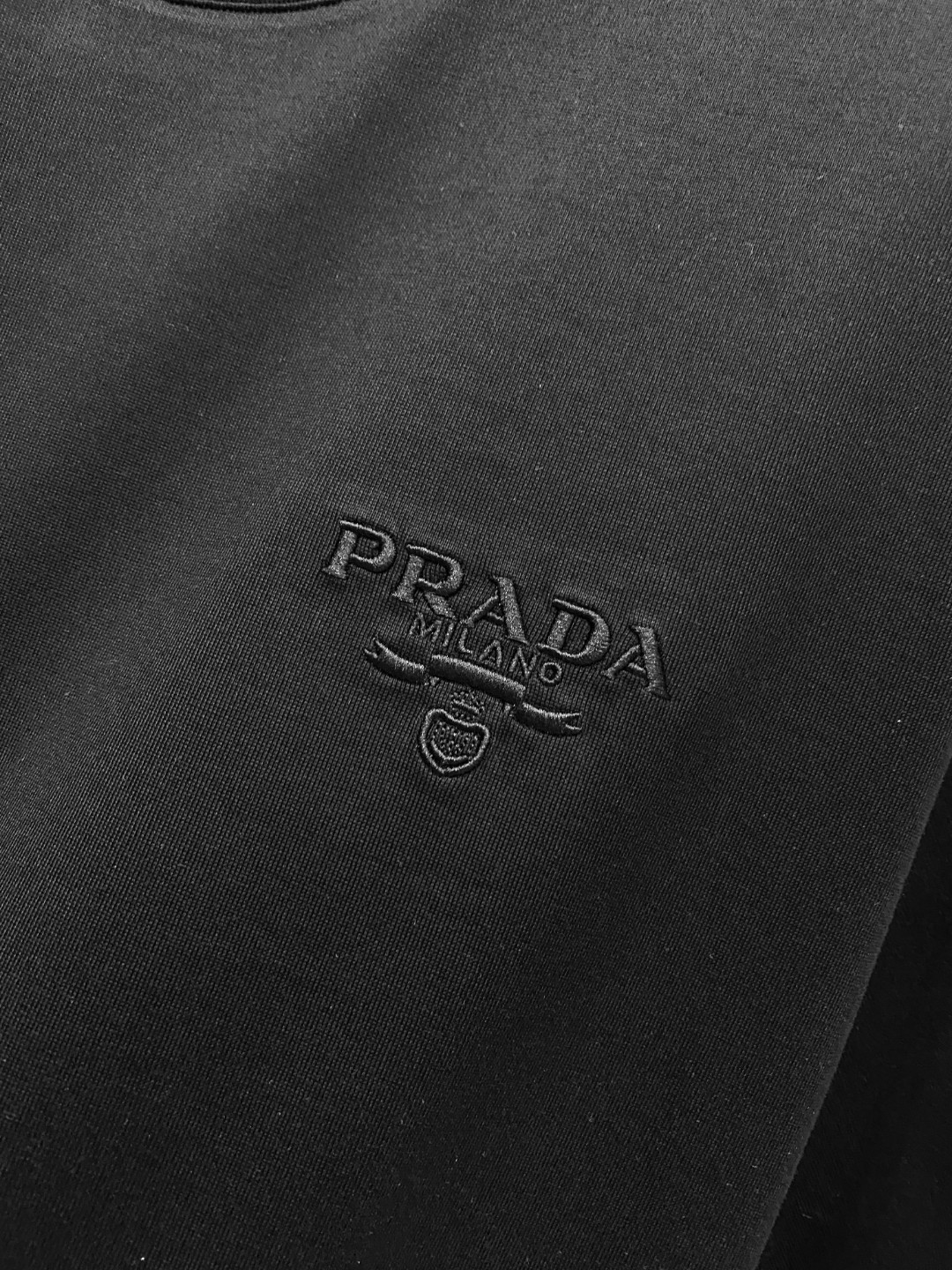 프라다 자수 로고 남성 반팔티 (2컬러)